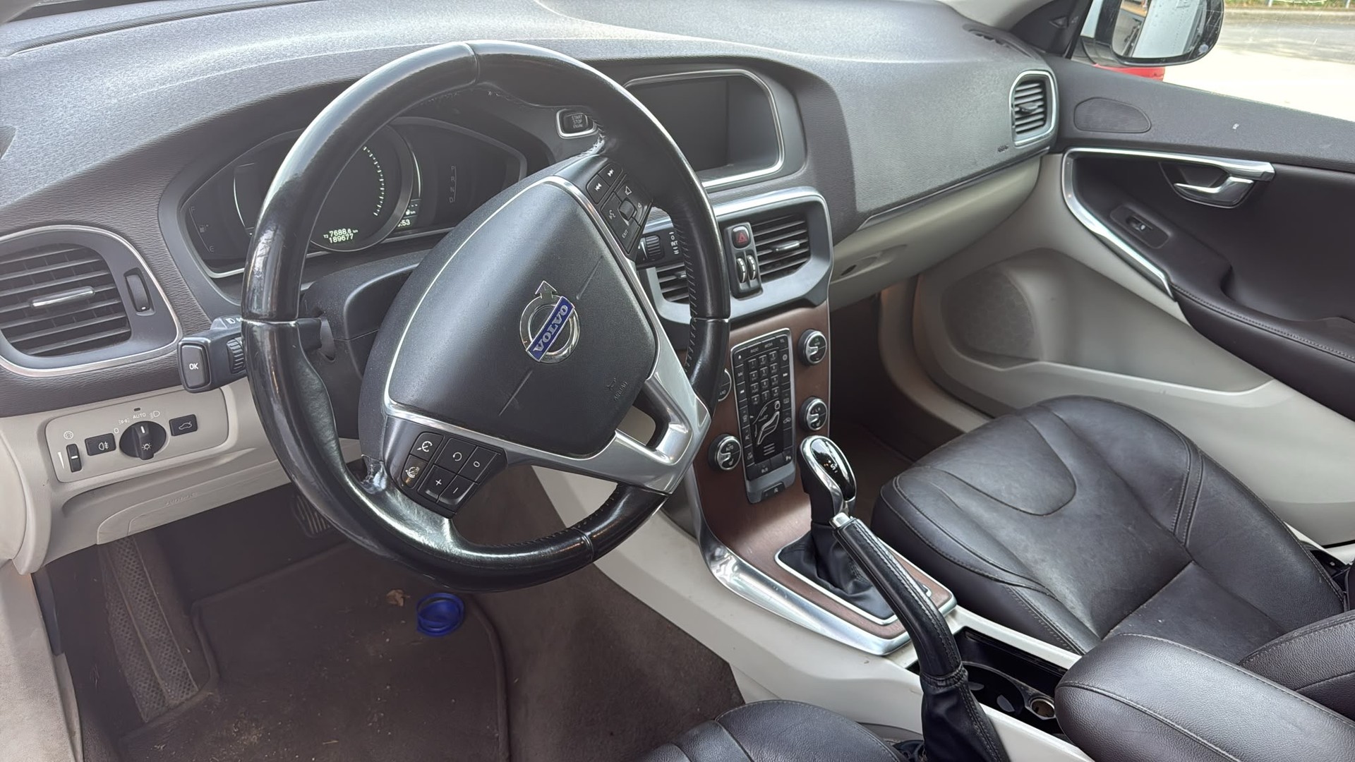 VOLVO V40 D3 Momentum R-Design Geartronic-image-2