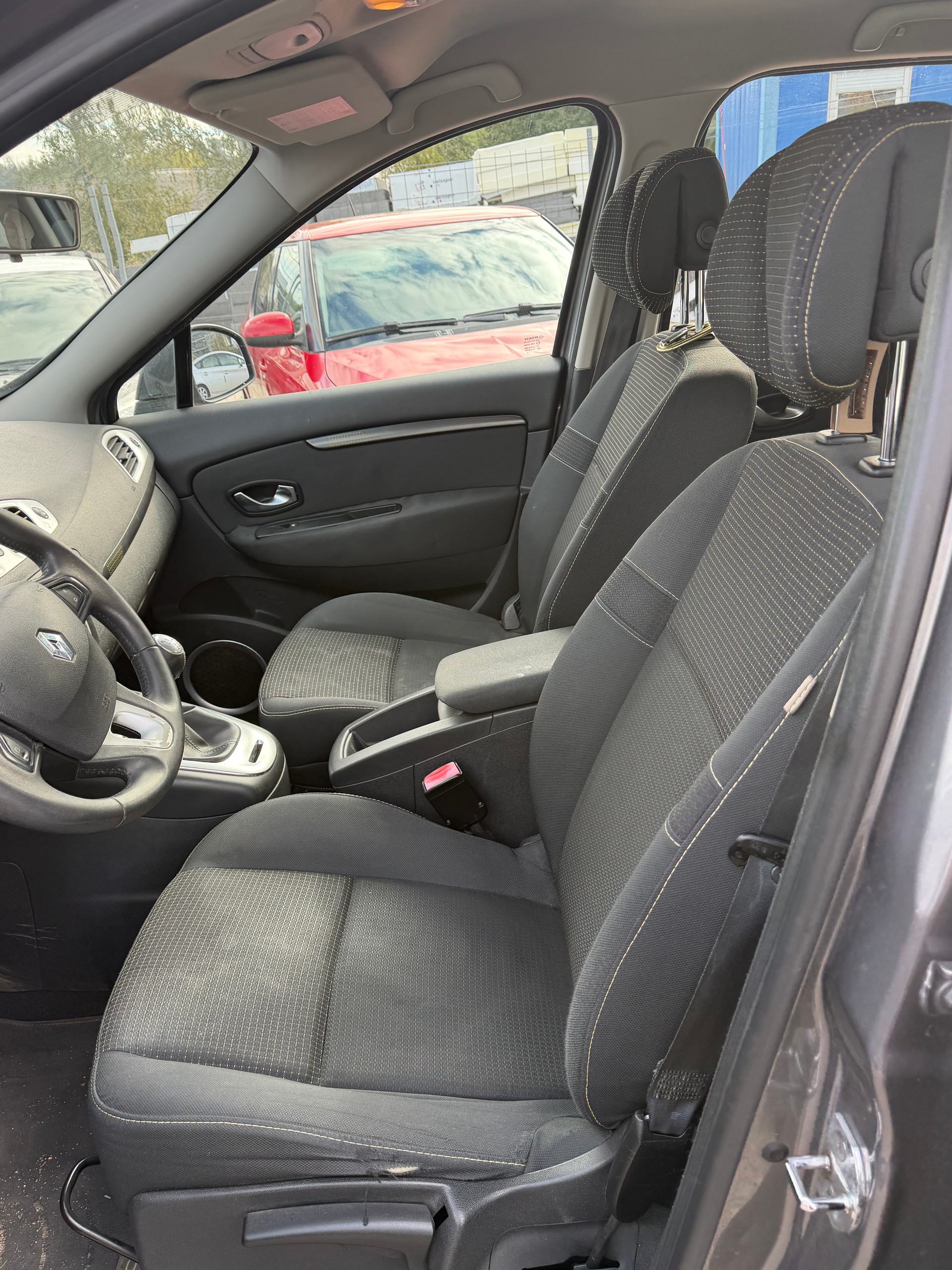 RENAULT Grand Scénic 1.4 16V Turbo Privilège-image-9
