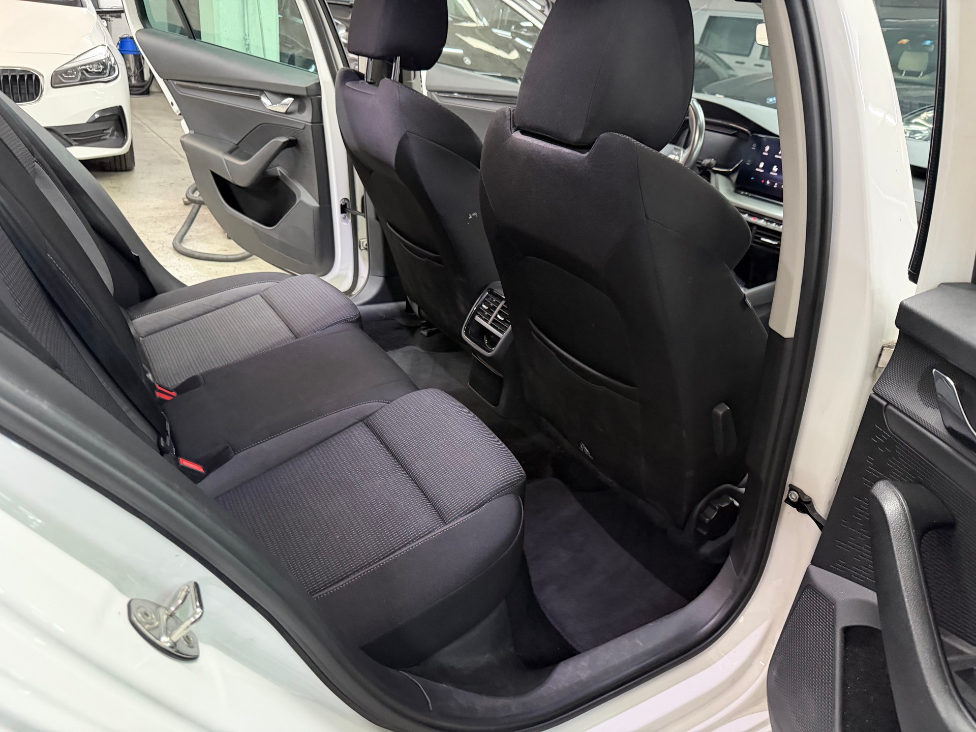 SKODA Octavia Combi 2.0 TDI DSG Ambition 4x4-image-11