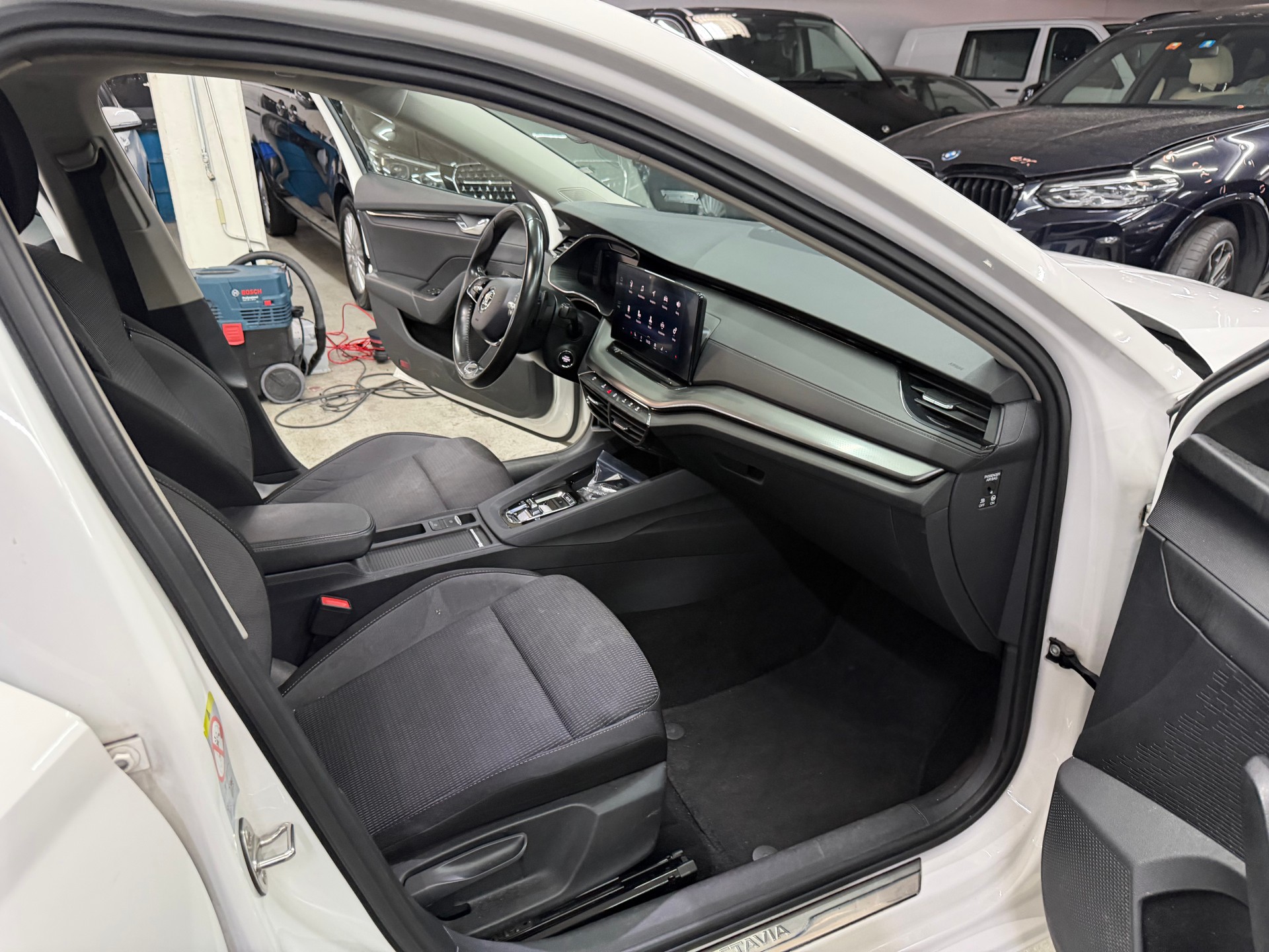 SKODA Octavia Combi 2.0 TDI DSG Ambition 4x4-image-14