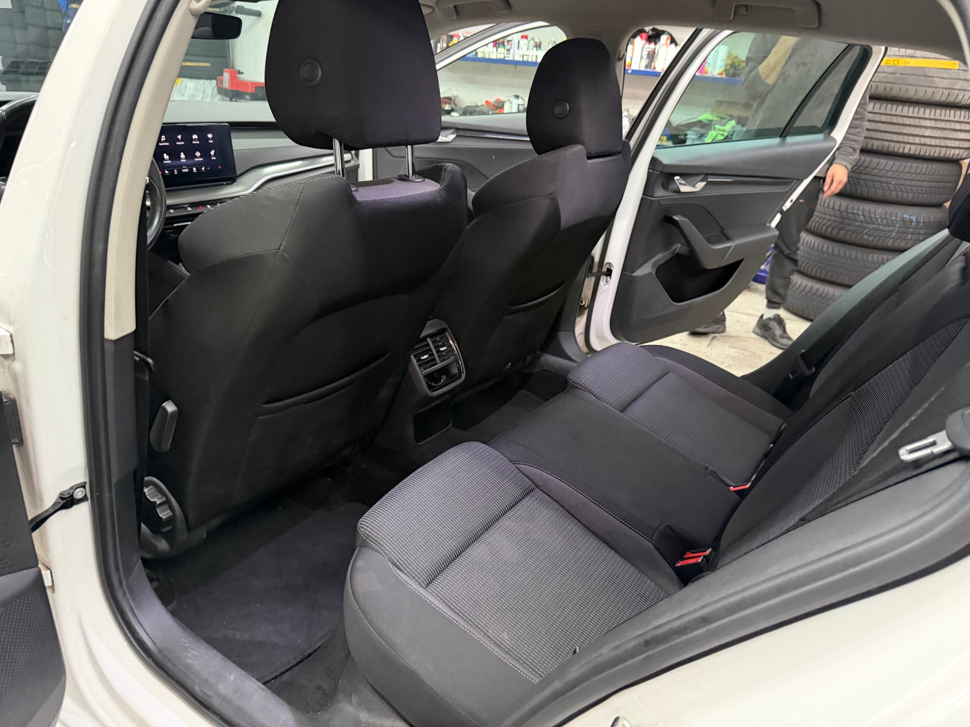 SKODA Octavia Combi 2.0 TDI DSG Ambition 4x4-image-9