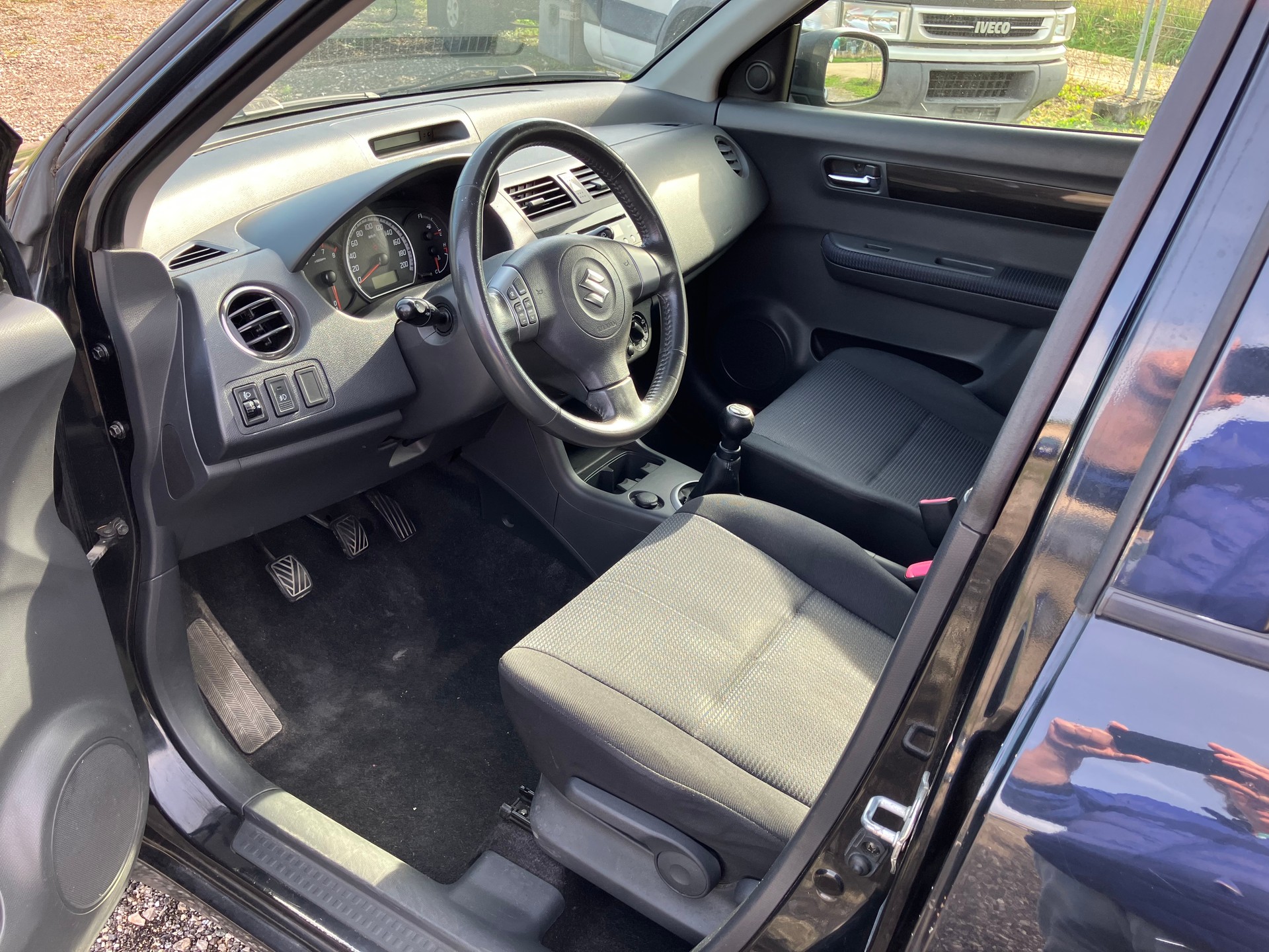 SUZUKI Swift 1.3i 16V GL Top Piz Sulai LE 4x4-image-4