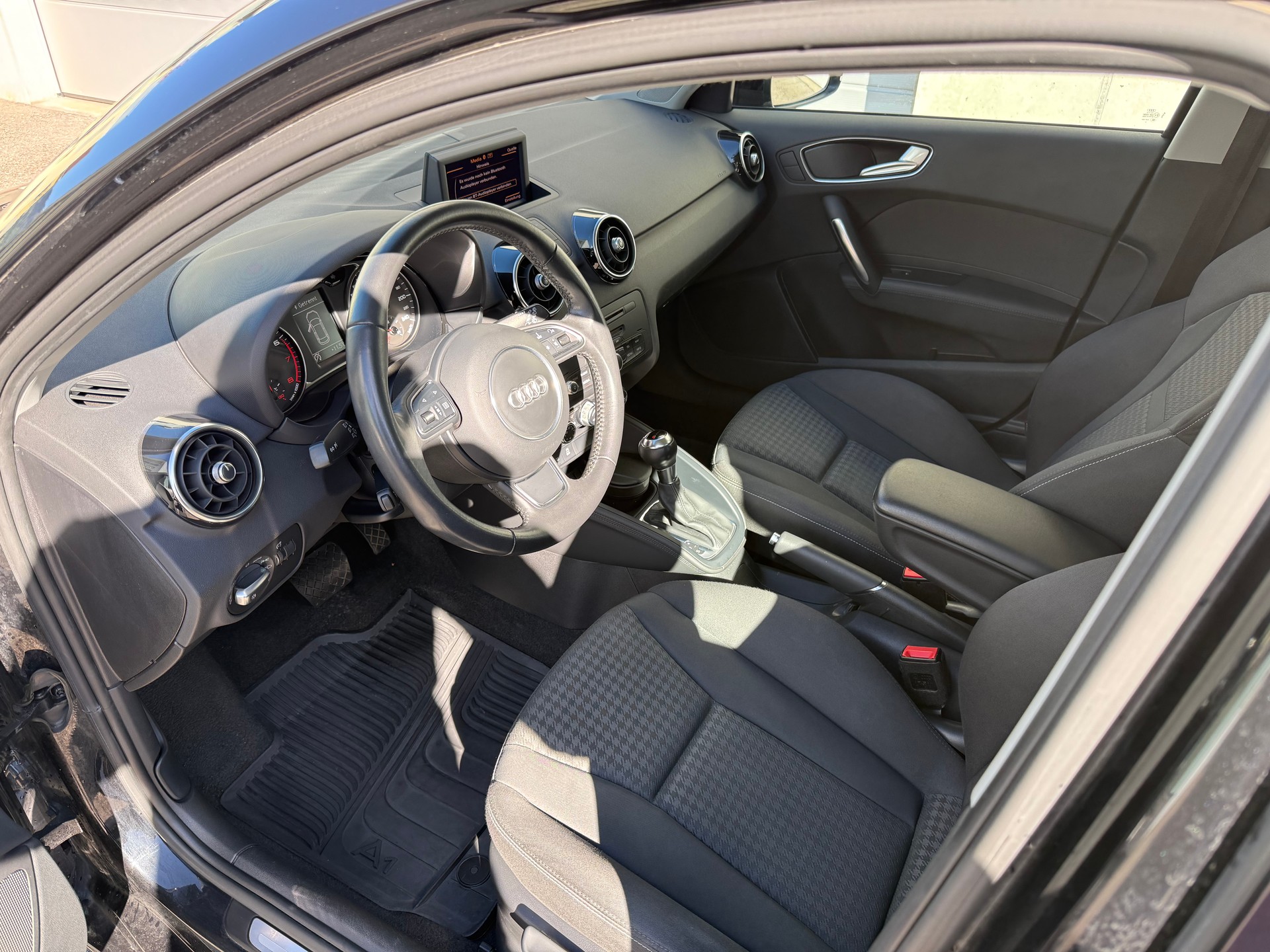 AUDI A1 Sportback 1.4 TFSI Ambition S-tronic-image-8