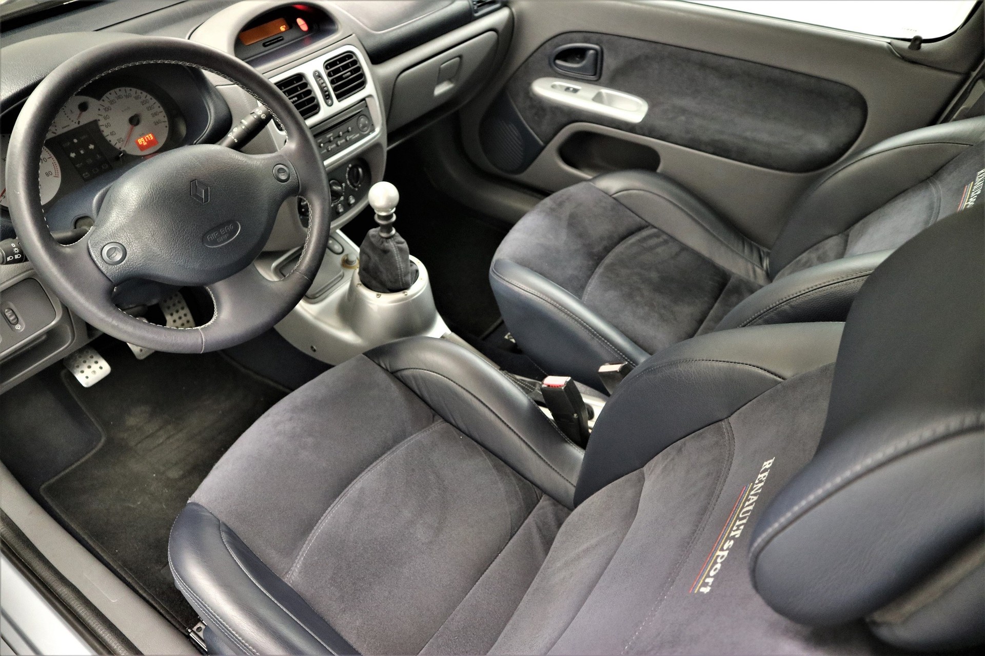 RENAULT Clio 3.0 V6-image-5