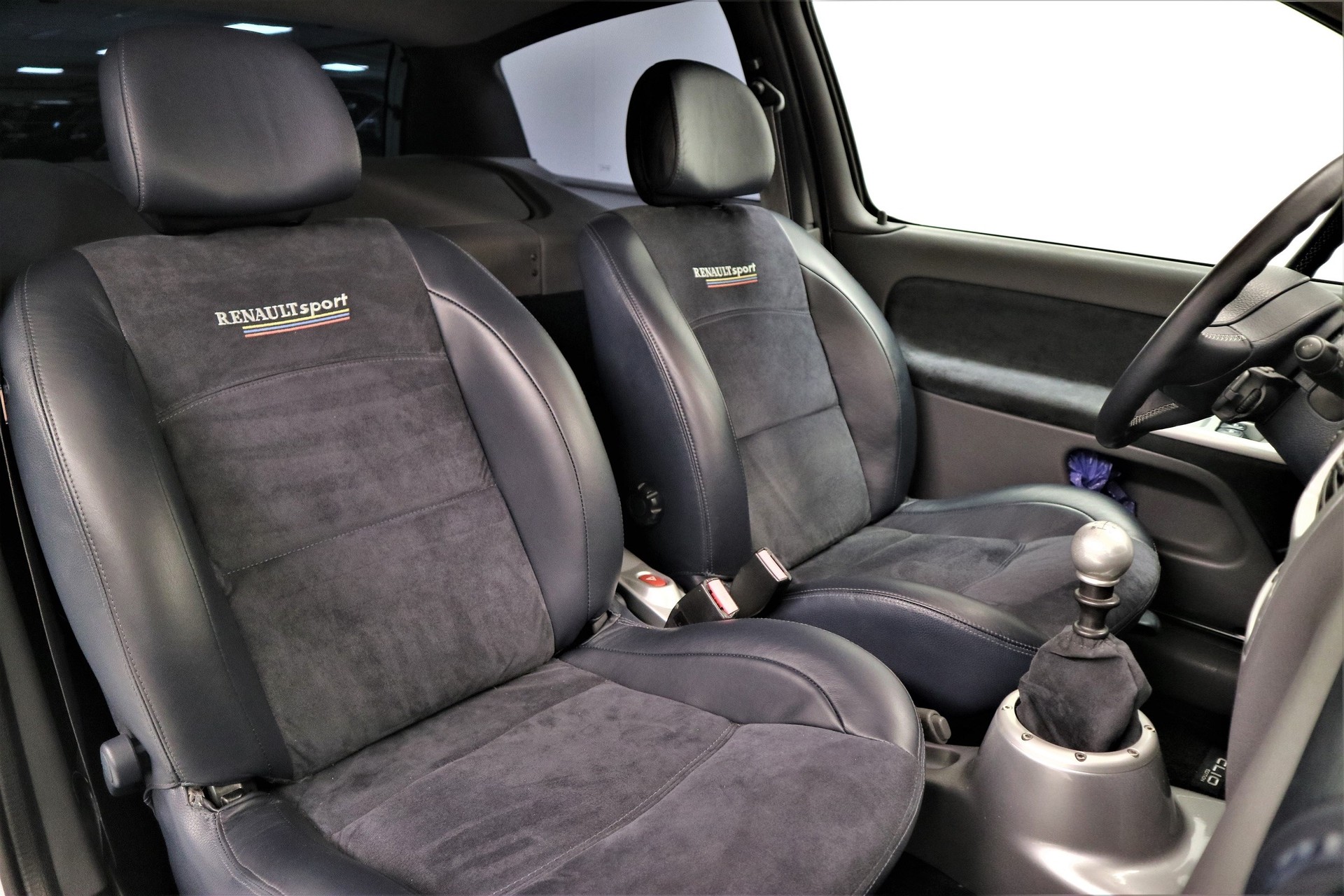 RENAULT Clio 3.0 V6-image-6