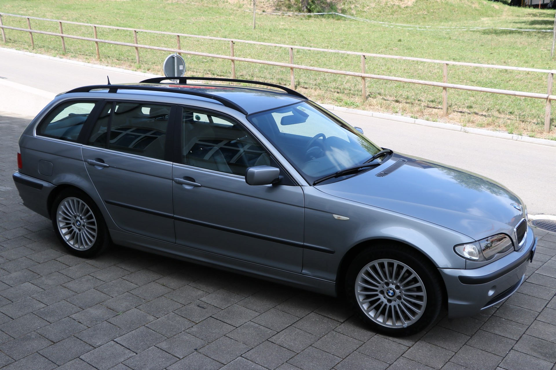 BMW 320d Touring-image-1