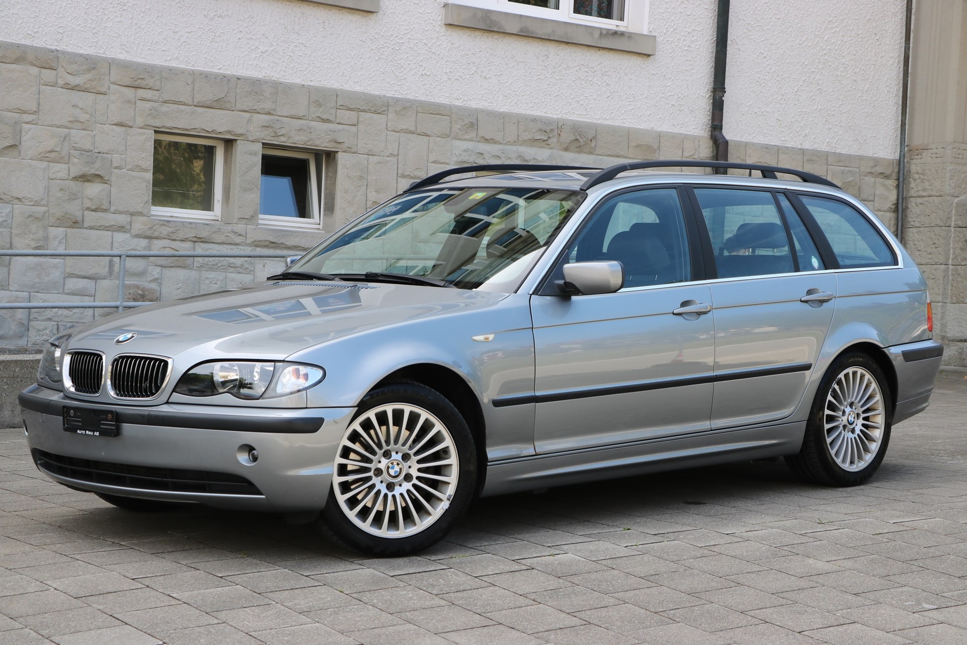 BMW 320d Touring-image-0