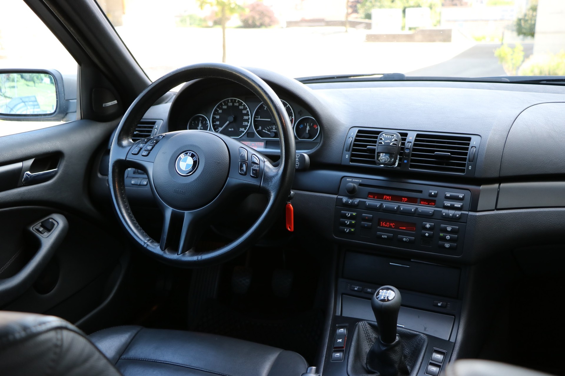 BMW 320d Touring-image-13