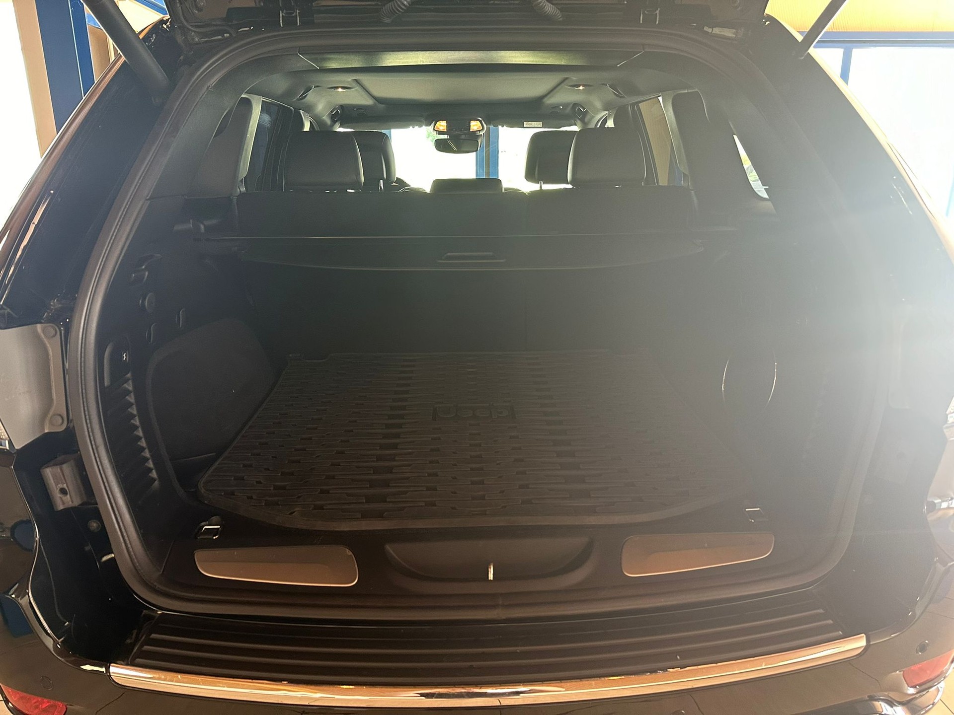 JEEP Grand Cherokee 3.0 CRD 250 Overland-image-15