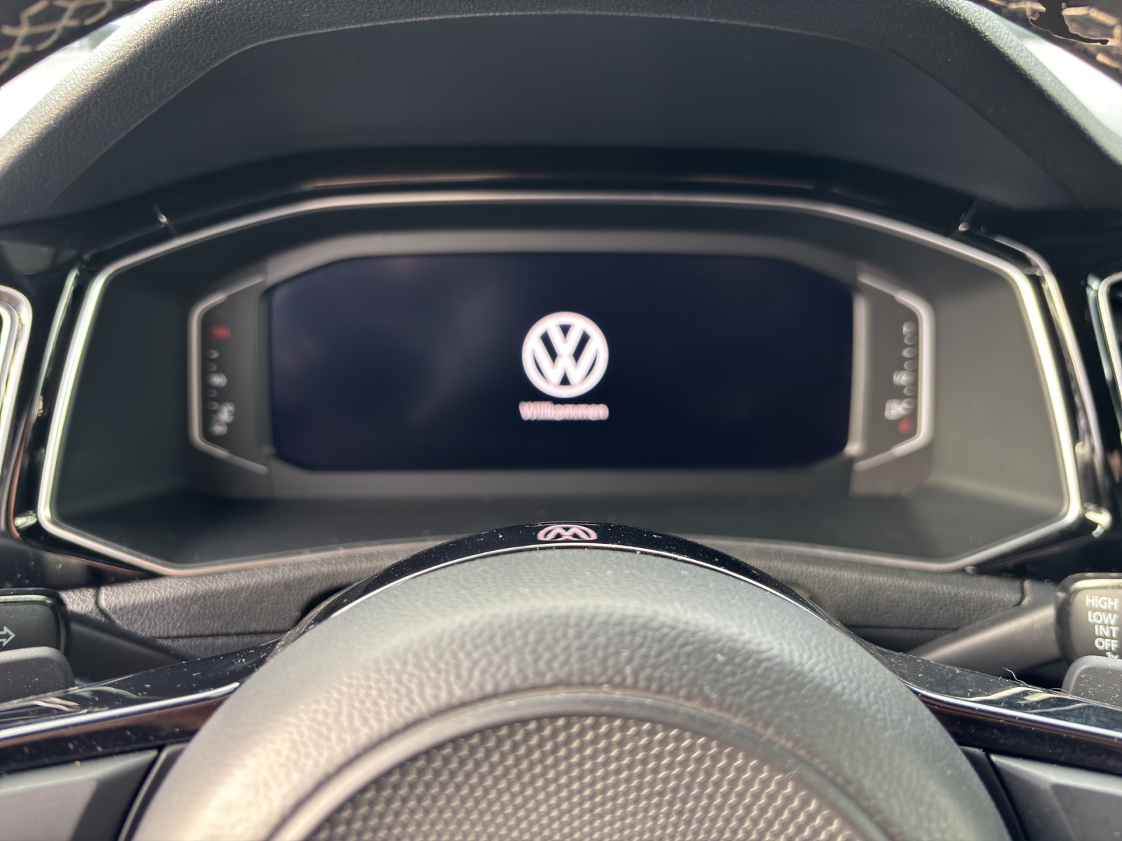 VW T-Roc 2.0 TSI R DSG 4Motion-image-5