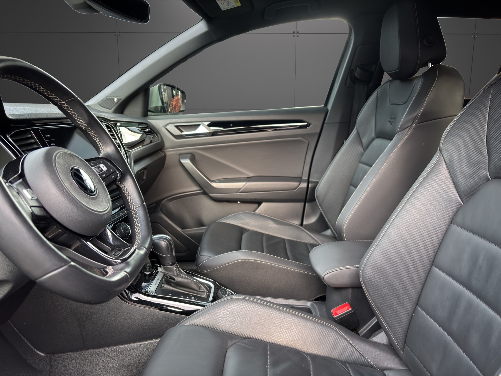 VW T-Roc 2.0 TSI R DSG 4Motion-image-2