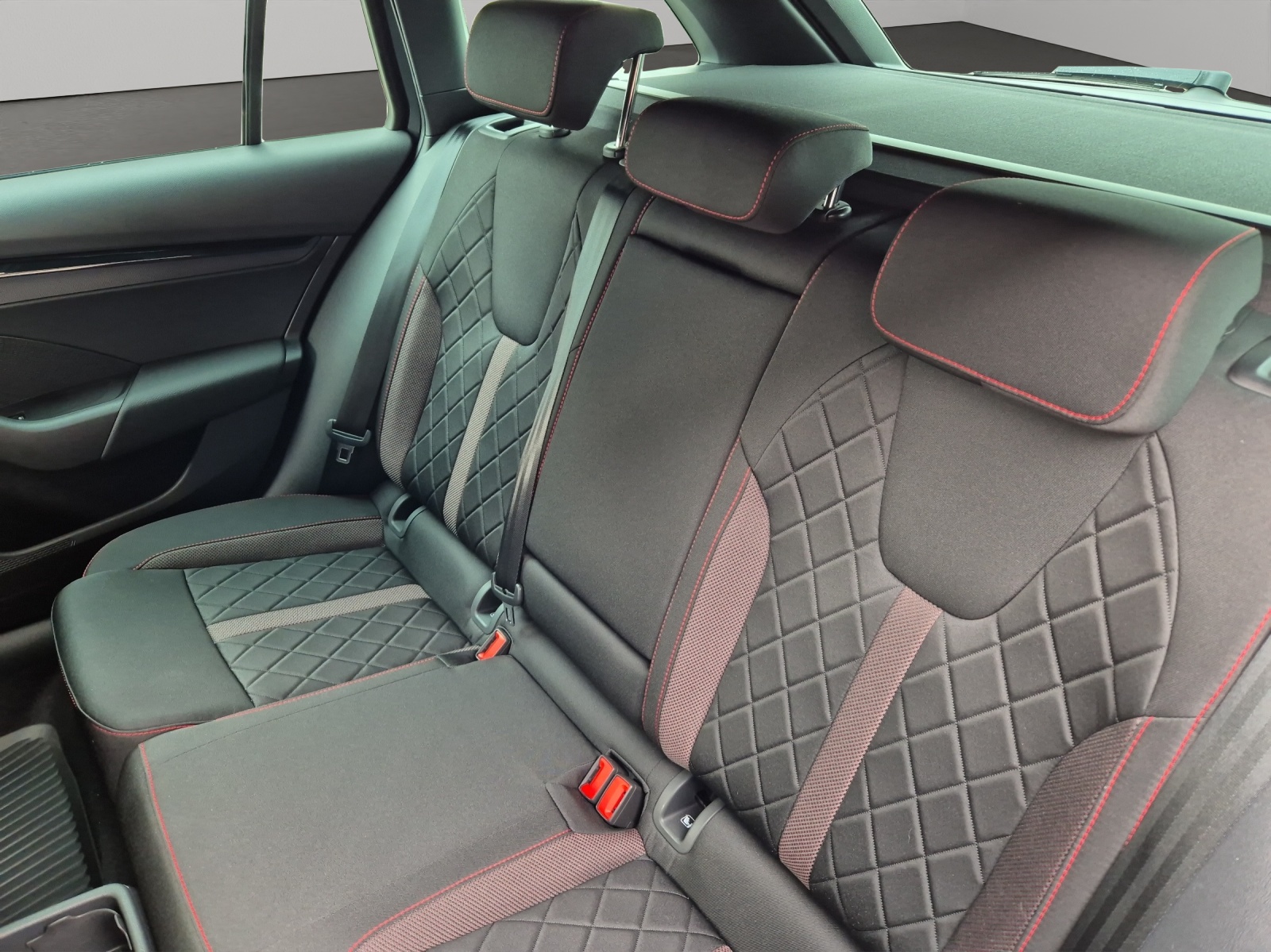 SKODA Octavia Combi 2.0 TSI DSG RS-image-8