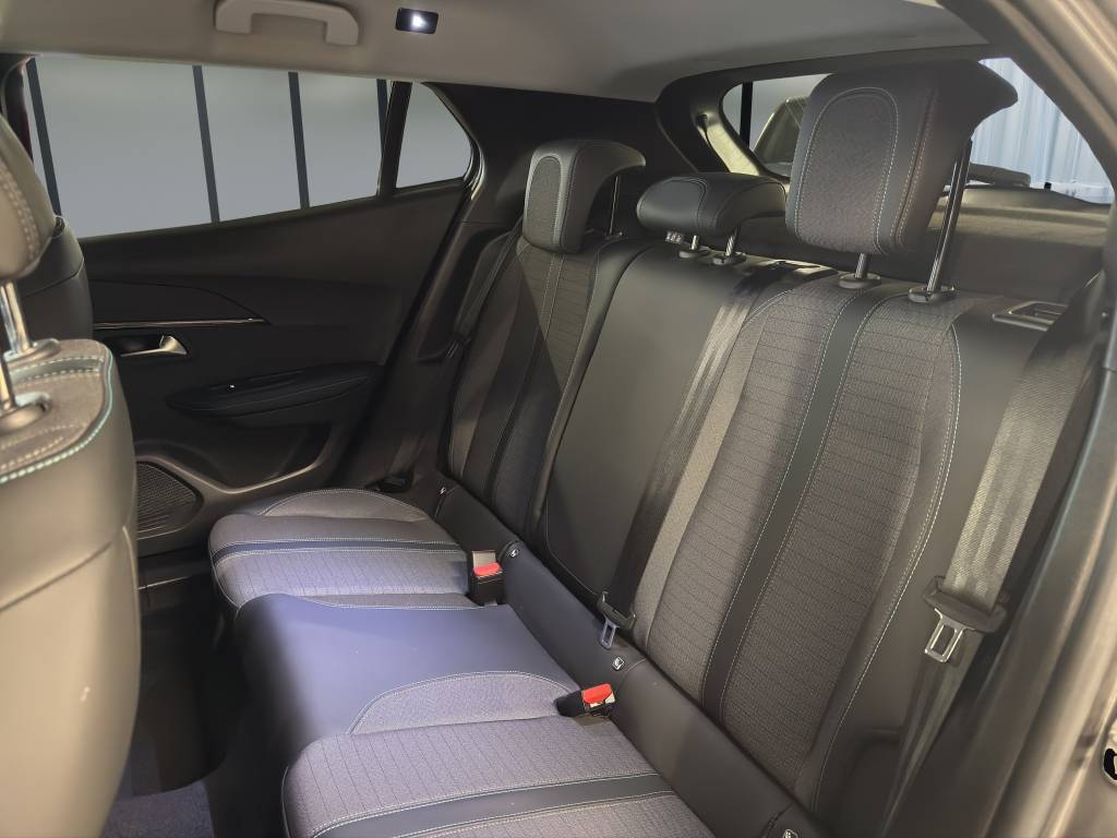 PEUGEOT 2008 1.2 PureTech Allure Pack EAT8-image-8