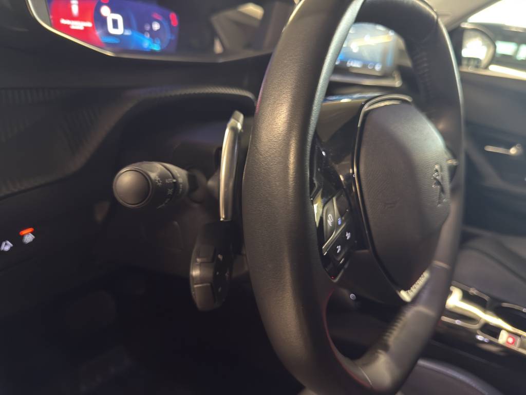 PEUGEOT 2008 1.2 PureTech Allure Pack EAT8-image-12