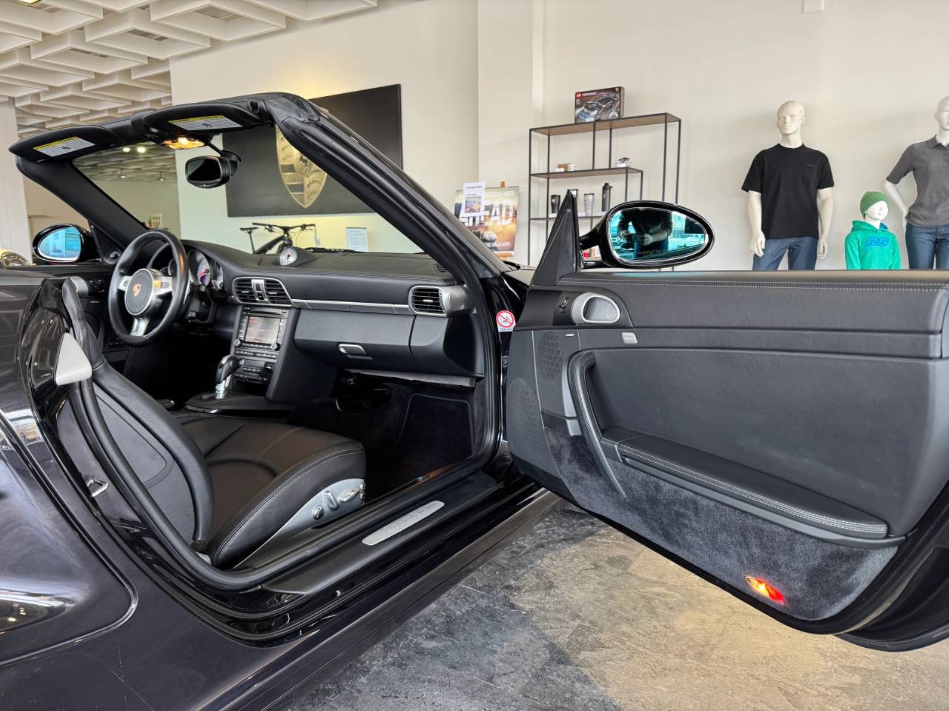 PORSCHE 911 Turbo Cabriolet-image-25