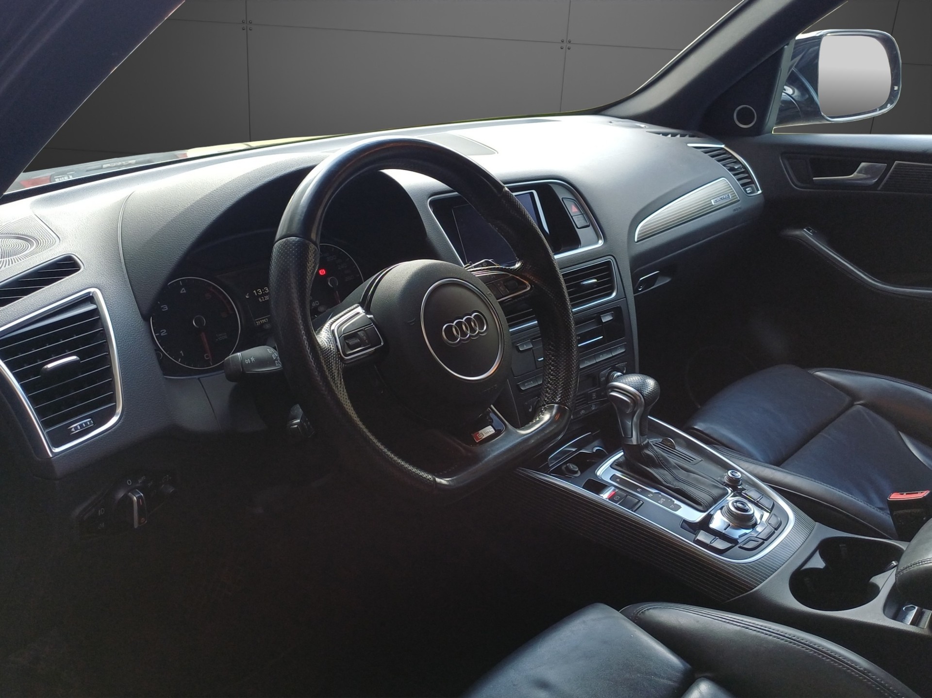 AUDI Q5 2.0 TDI quattro-image-8