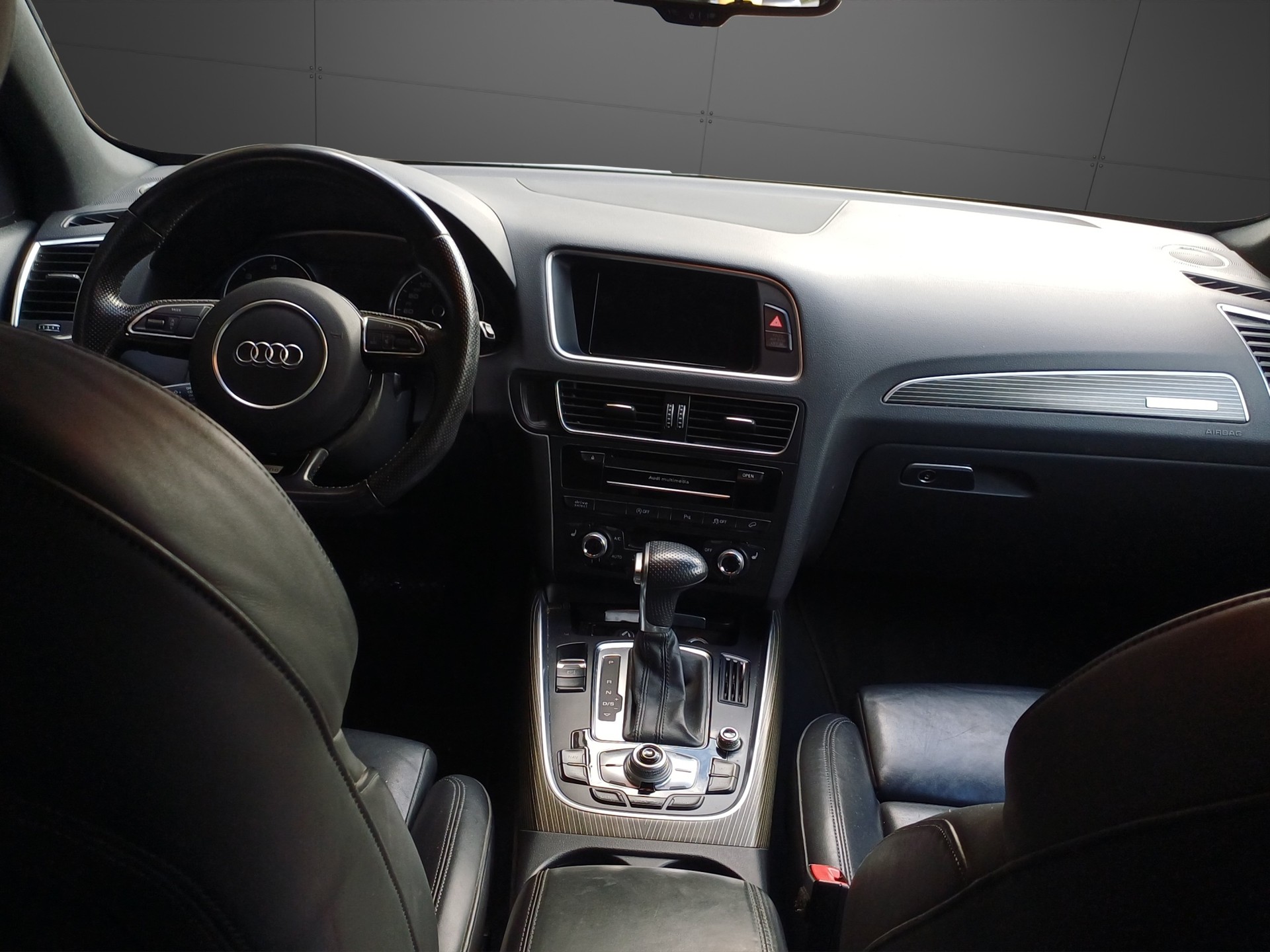 AUDI Q5 2.0 TDI quattro-image-12