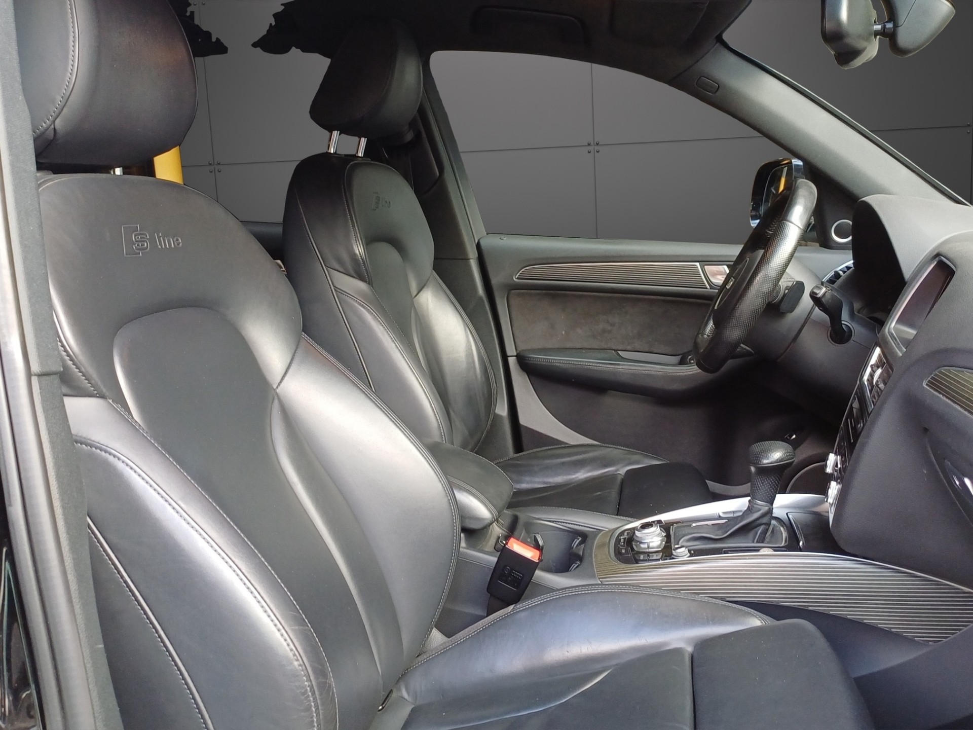 AUDI Q5 2.0 TDI quattro-image-14