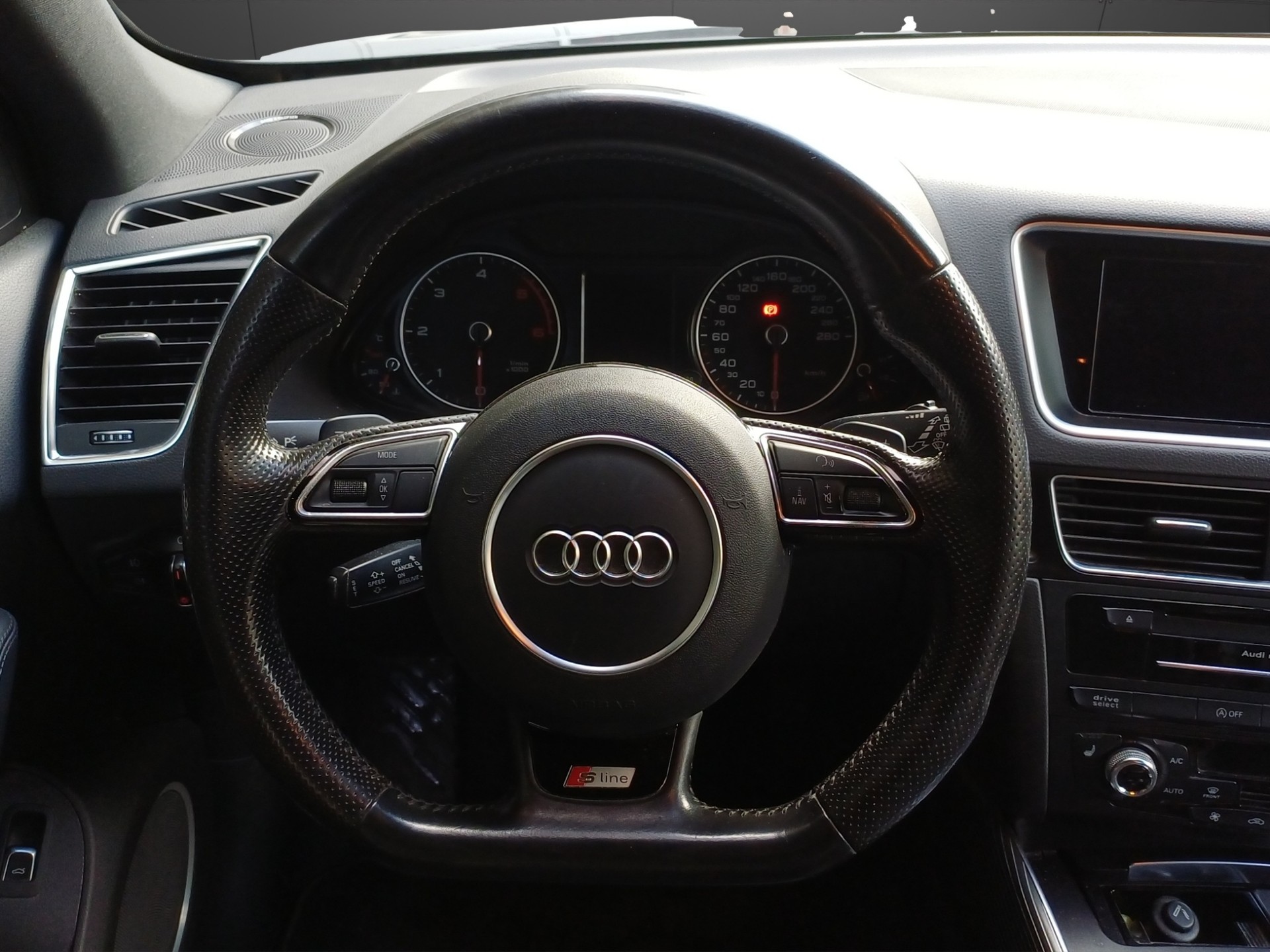 AUDI Q5 2.0 TDI quattro-image-9
