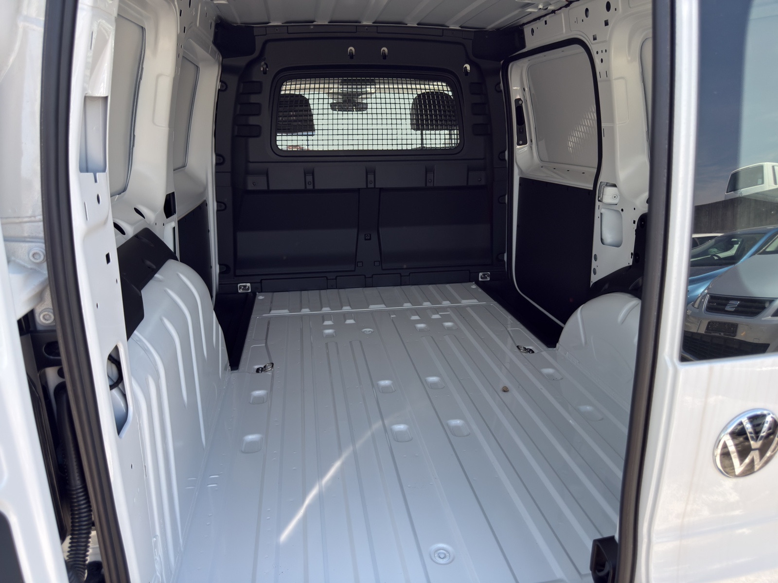 VW Caddy Cargo 1.5 TSI Plug in Hybrid DSG Maxi-image-12