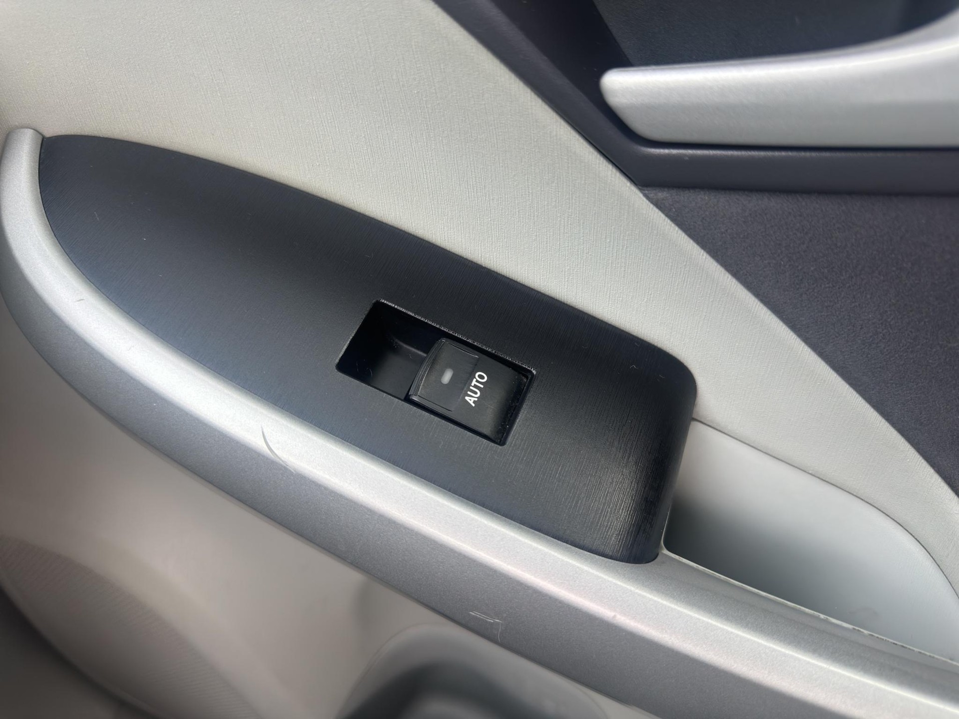 TOYOTA Prius 1.8 VVTi HSD S.Premium-image-13