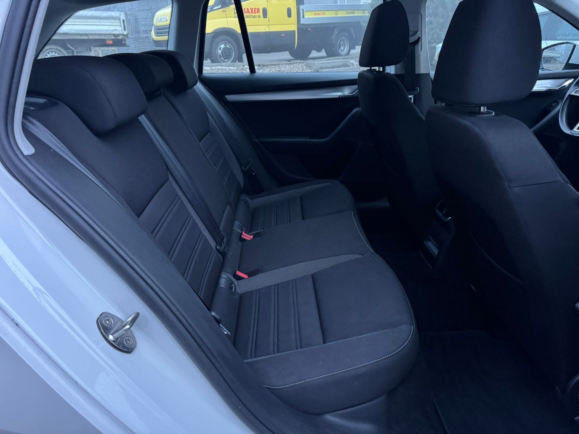 SKODA Octavia Combi 2.0 TDI Ambition 4x4 DSG-image-15