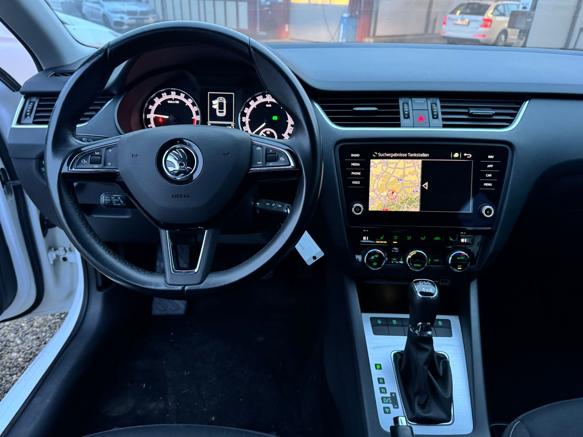 SKODA Octavia Combi 2.0 TDI Ambition 4x4 DSG-image-10