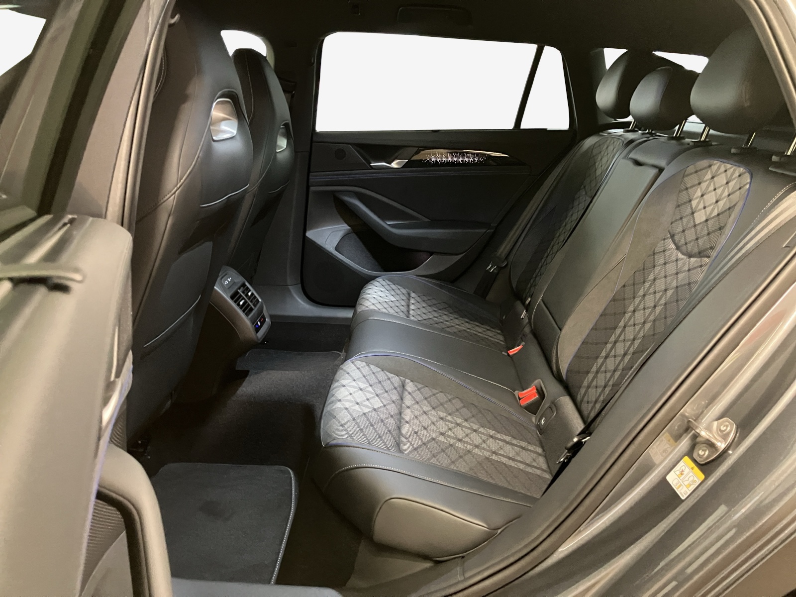 VW Passat Variant 2.0 TSI evo4 R-Line 4 Motion DSG-image-11