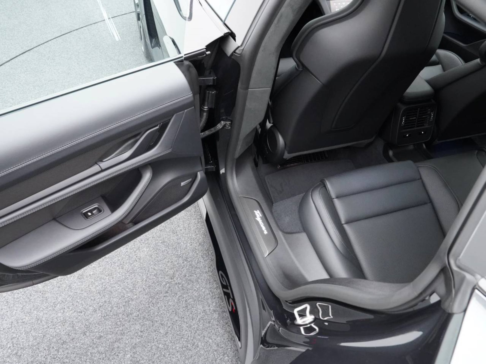 PORSCHE Taycan GTS Sport Turismo-image-26