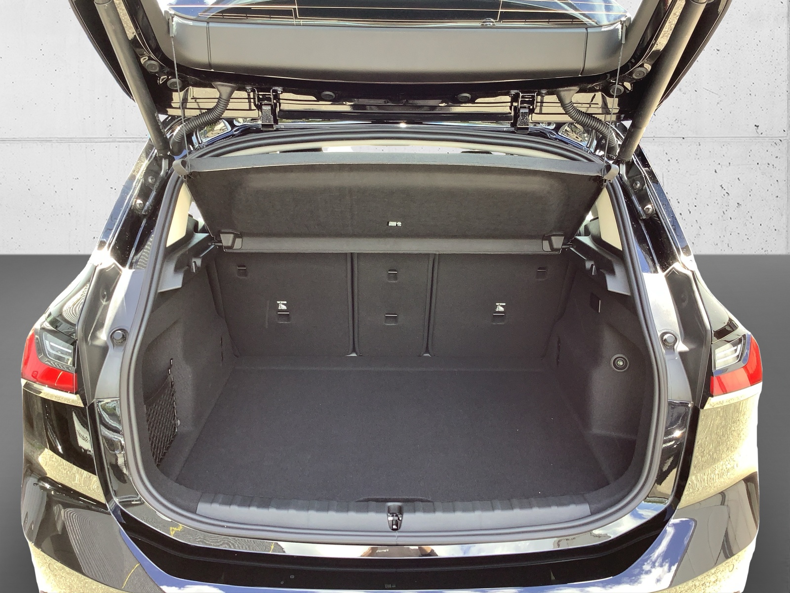 BMW 230e xDrive Act. Tourer-image-8