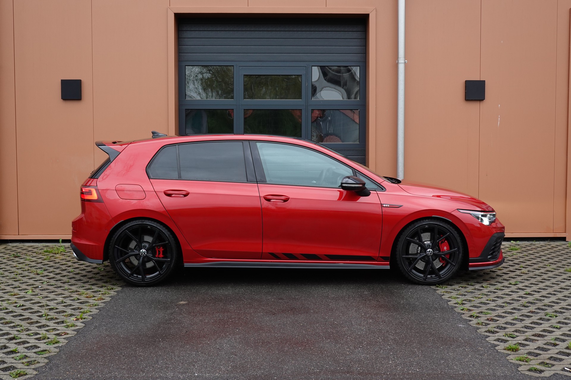 VW Golf 2.0 TSI GTI Clubsport DSG -"Jantes 19' Noir * Feux IQ Light * Sièges Chauffant * Head-up Display * Caméra + Capteurs"-showroom-element-3