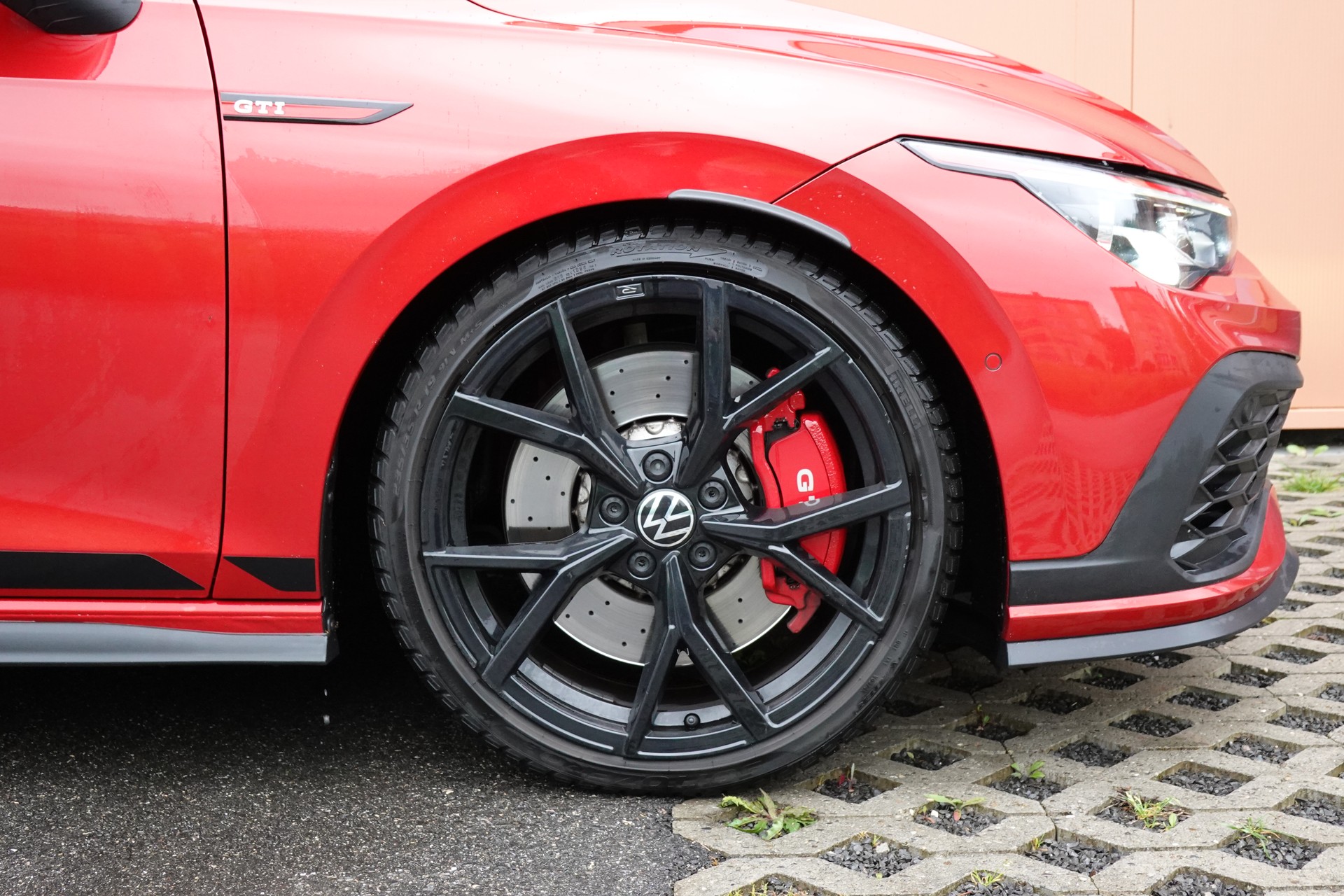 VW Golf 2.0 TSI GTI Clubsport DSG -"Jantes 19' Noir * Feux IQ Light * Sièges Chauffant * Head-up Display * Caméra + Capteurs"-image-4
