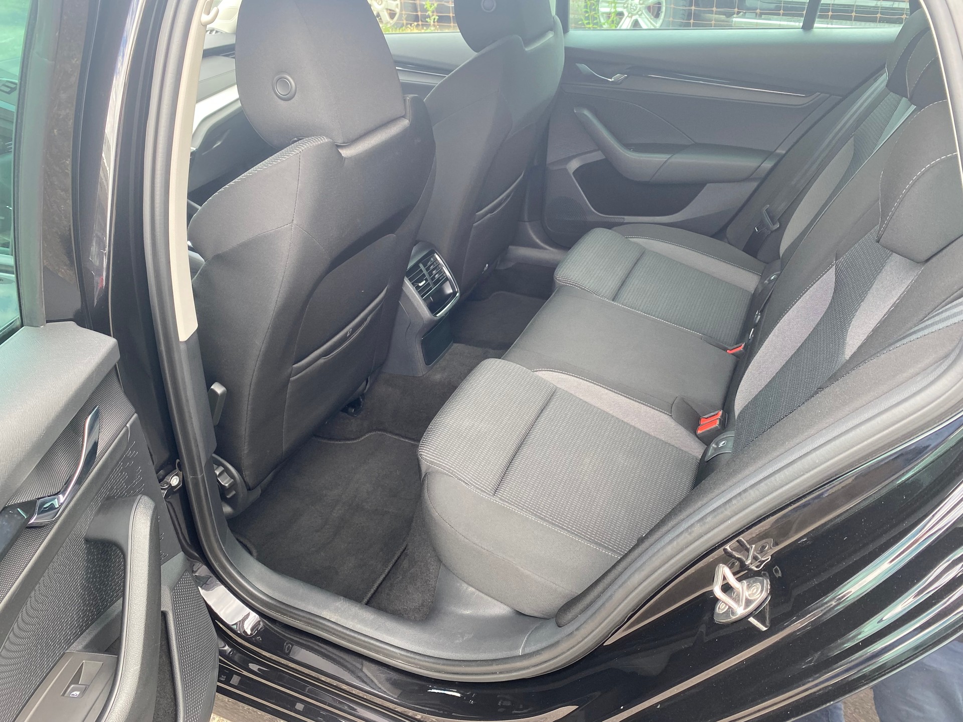 SKODA Octavia Combi 2.0 TDI 150PS 4x4 Ambition DSG-image-7