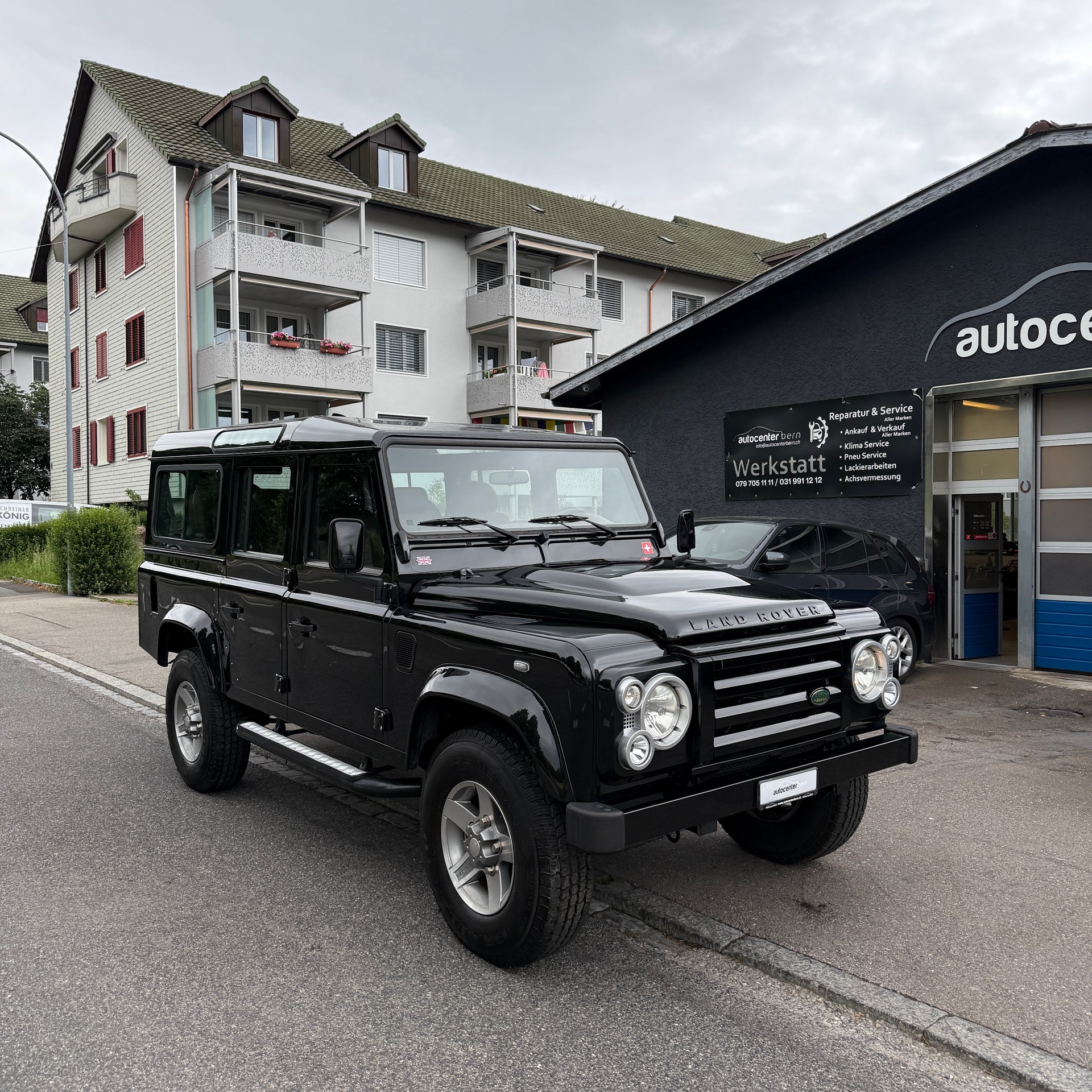 LAND ROVER Defender 110 SW 2.4Tdc Black Pearl 1/25-image-0