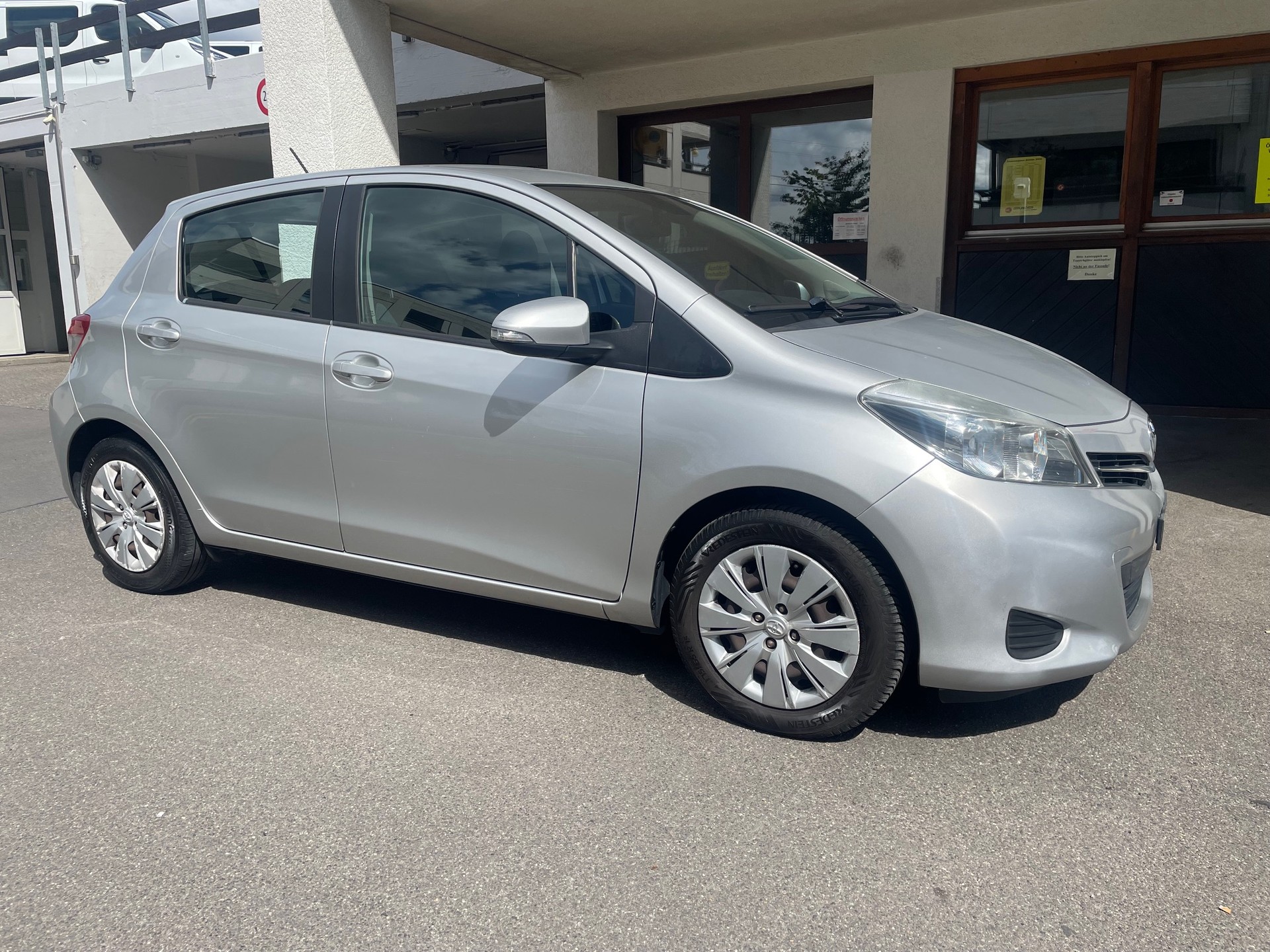 TOYOTA YARIS 1.33 LUNA , 99 PS, 6 Gang , *Klima-Anlage*, Rückfahrkamera, Isofix, MFK Neu-image-1