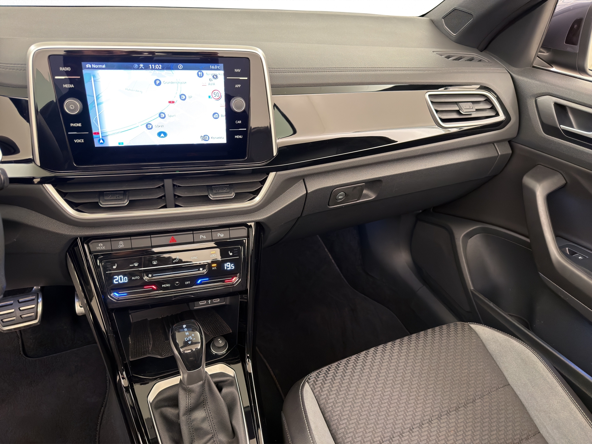 VW T-Roc Cabriolet 1.5 TSI R-Line-image-9