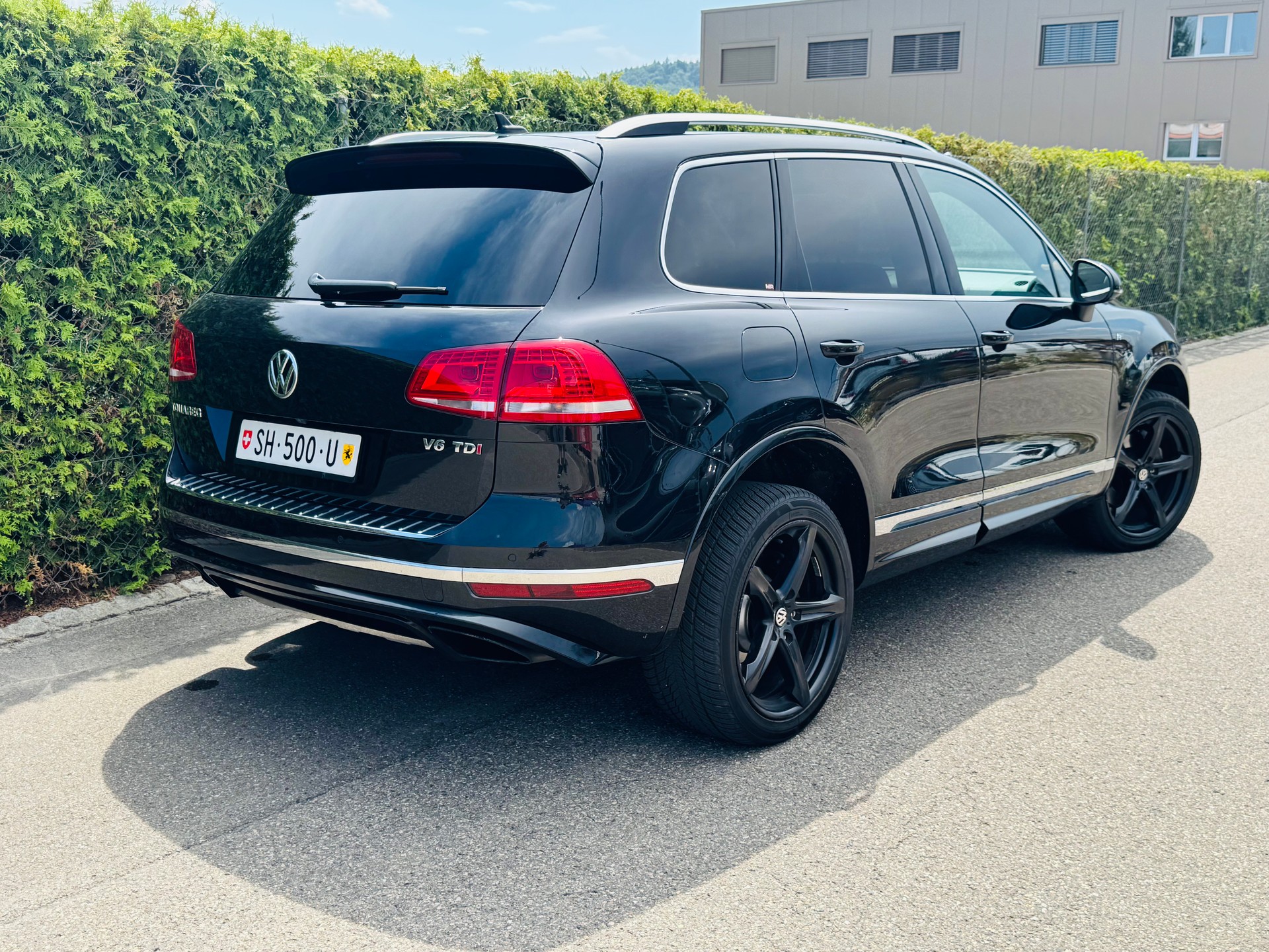 VW Touareg 3.0 TDI BMT Executive Edition Tiptronic *R-LINE PAKET*-image-4