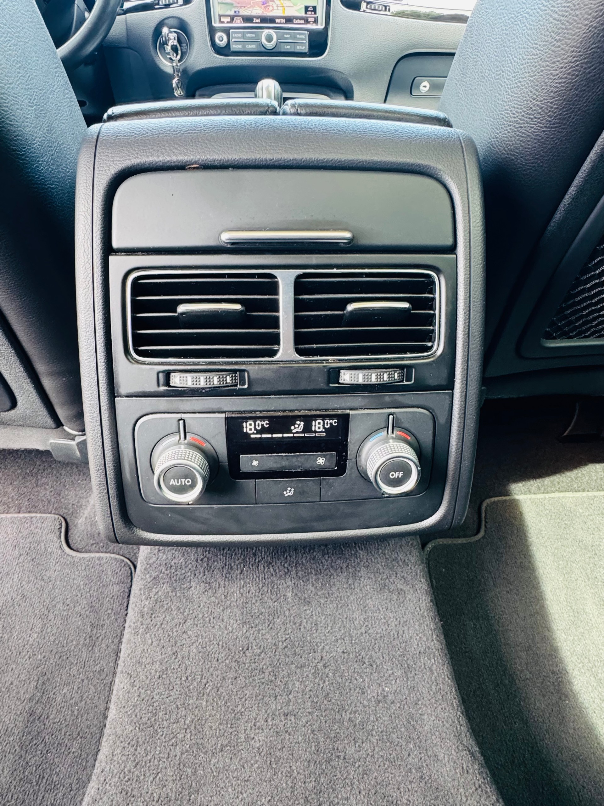 VW Touareg 3.0 TDI BMT Executive Edition Tiptronic *R-LINE PAKET*-image-10