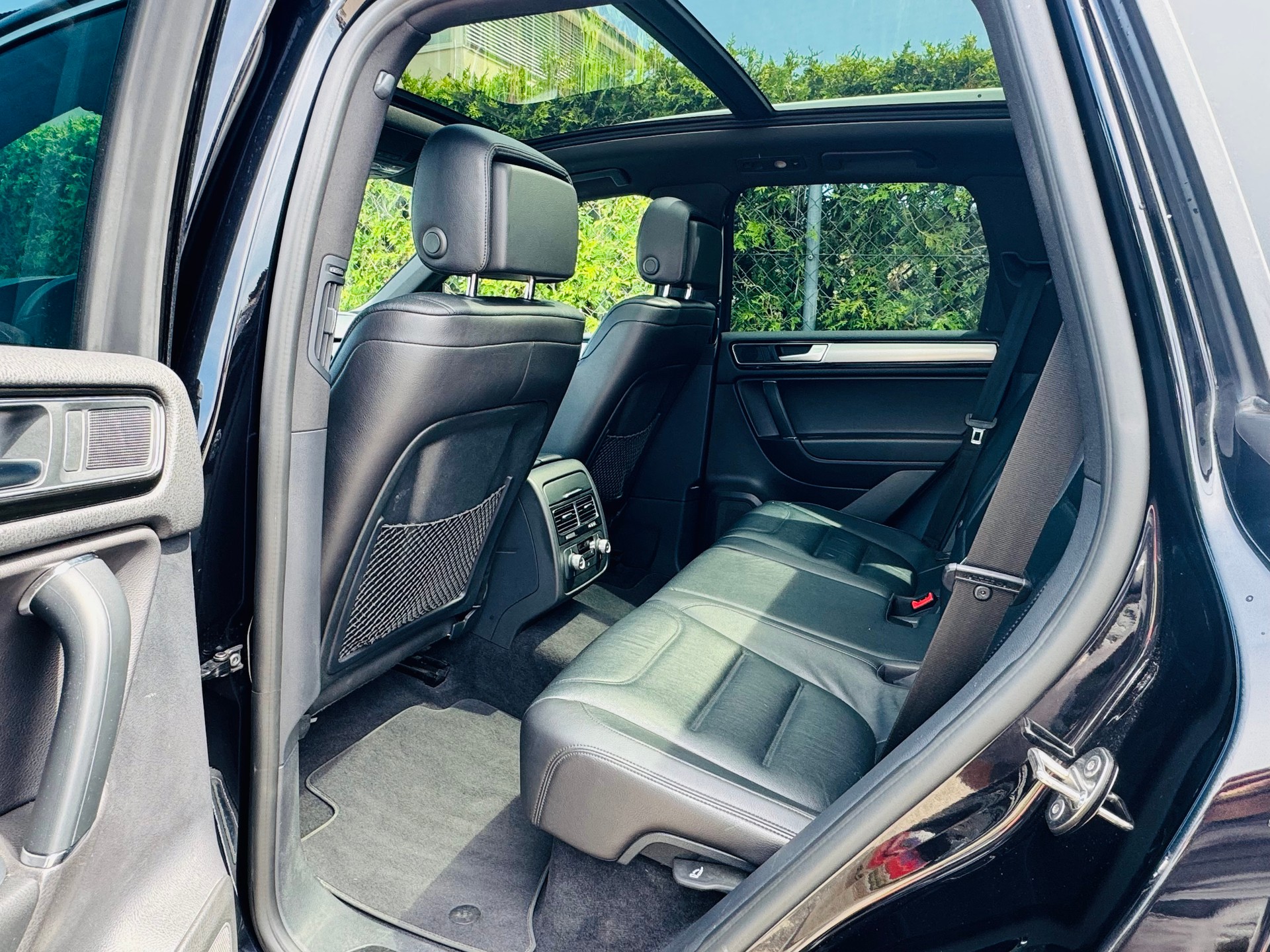 VW Touareg 3.0 TDI BMT Executive Edition Tiptronic *R-LINE PAKET*-image-13