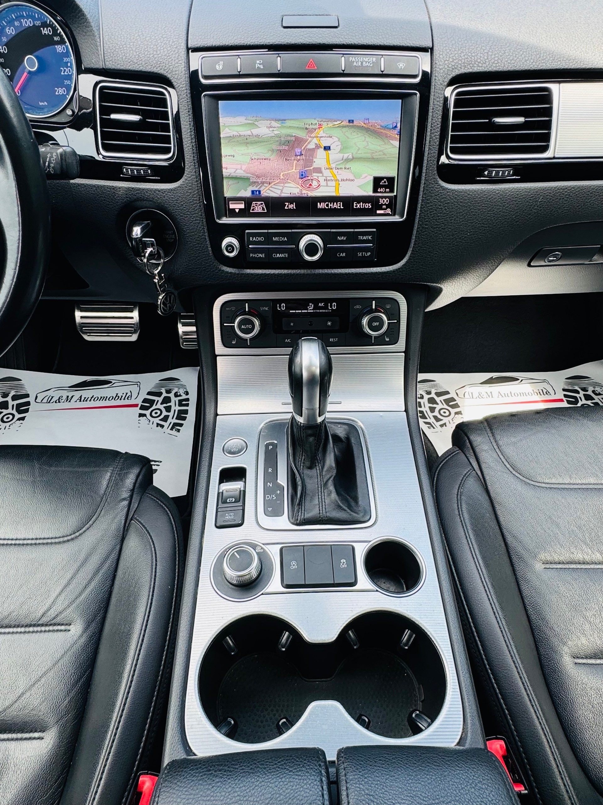 VW Touareg 3.0 TDI BMT Executive Edition Tiptronic *R-LINE PAKET*-image-9