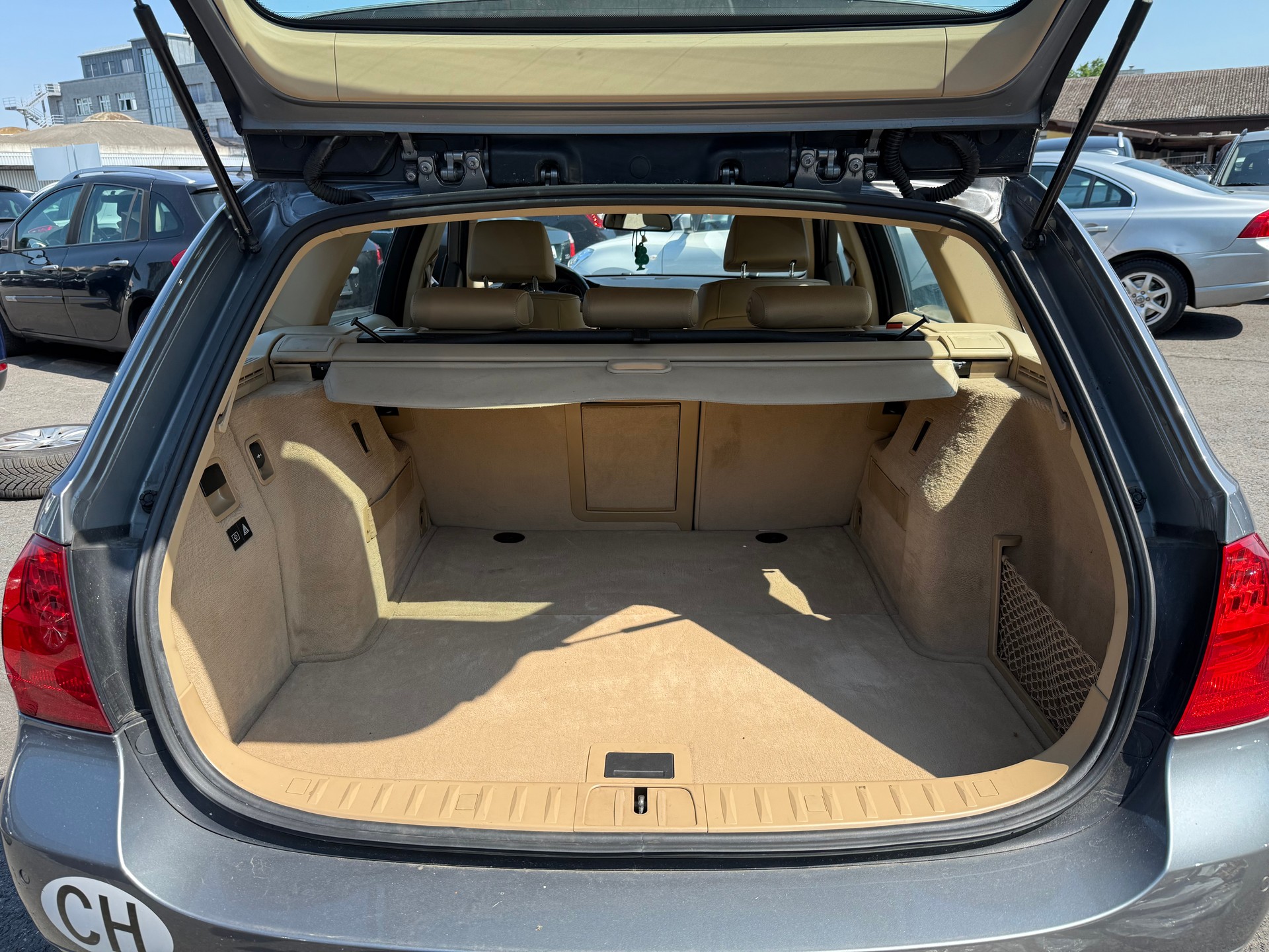 BMW 325i Touring Steptronic / Frisch ab MFK & Service / Facelift / Leder / **TOP ZUSTAND**-image-11