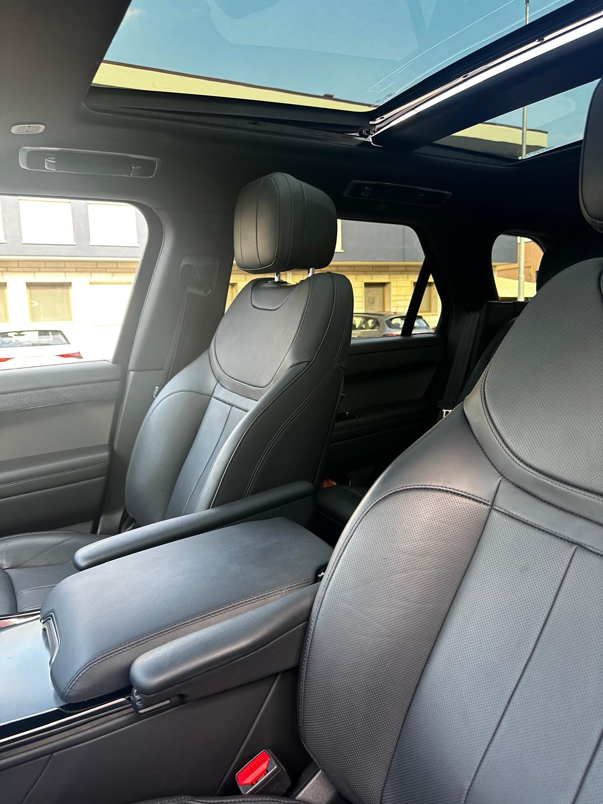 LAND ROVER 3.0 I6 300 SE Dynamic-image-9