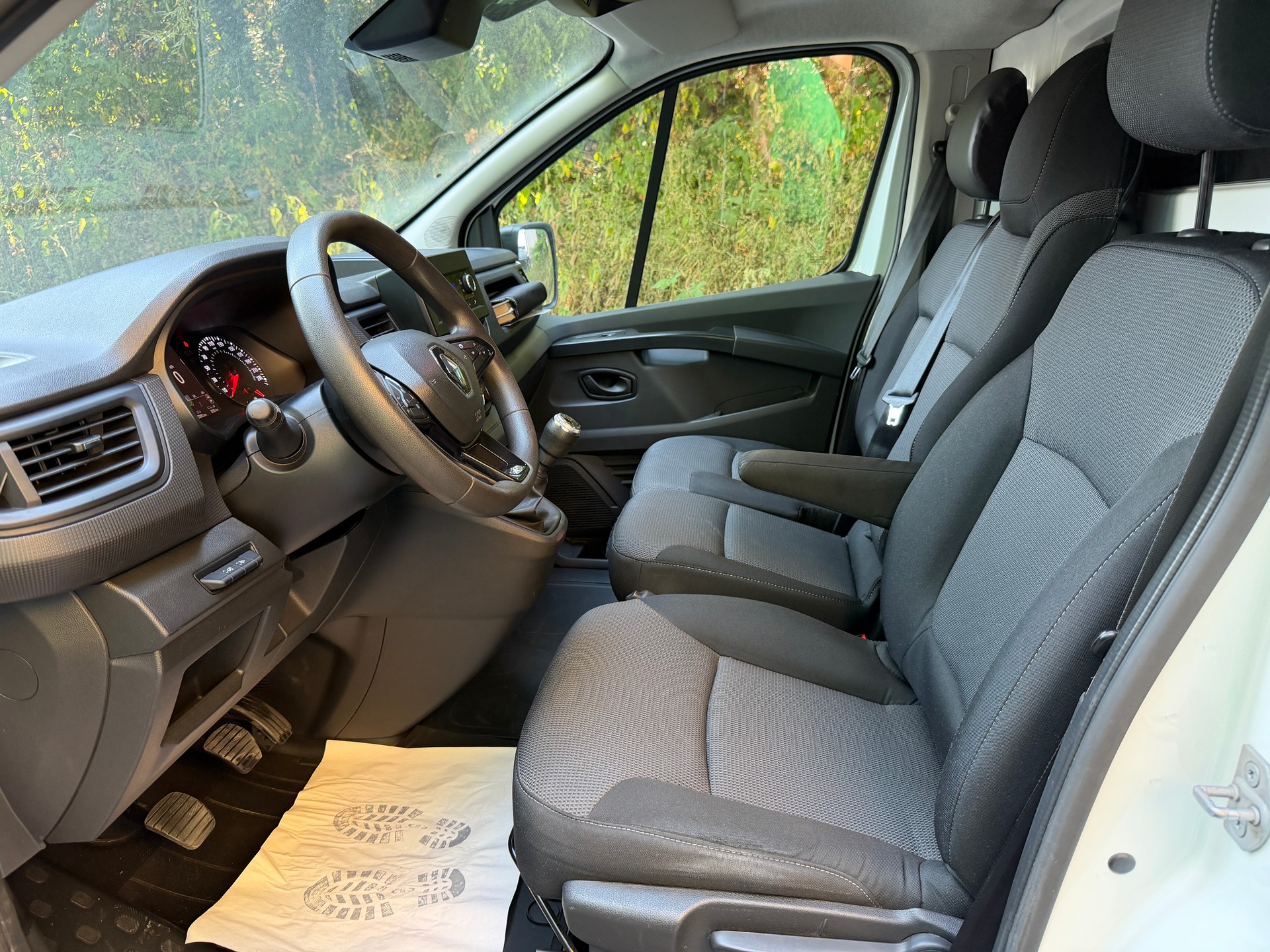 RENAULT Trafic 2.0 Blue dCi 130 Business L1H1 EN-image-1