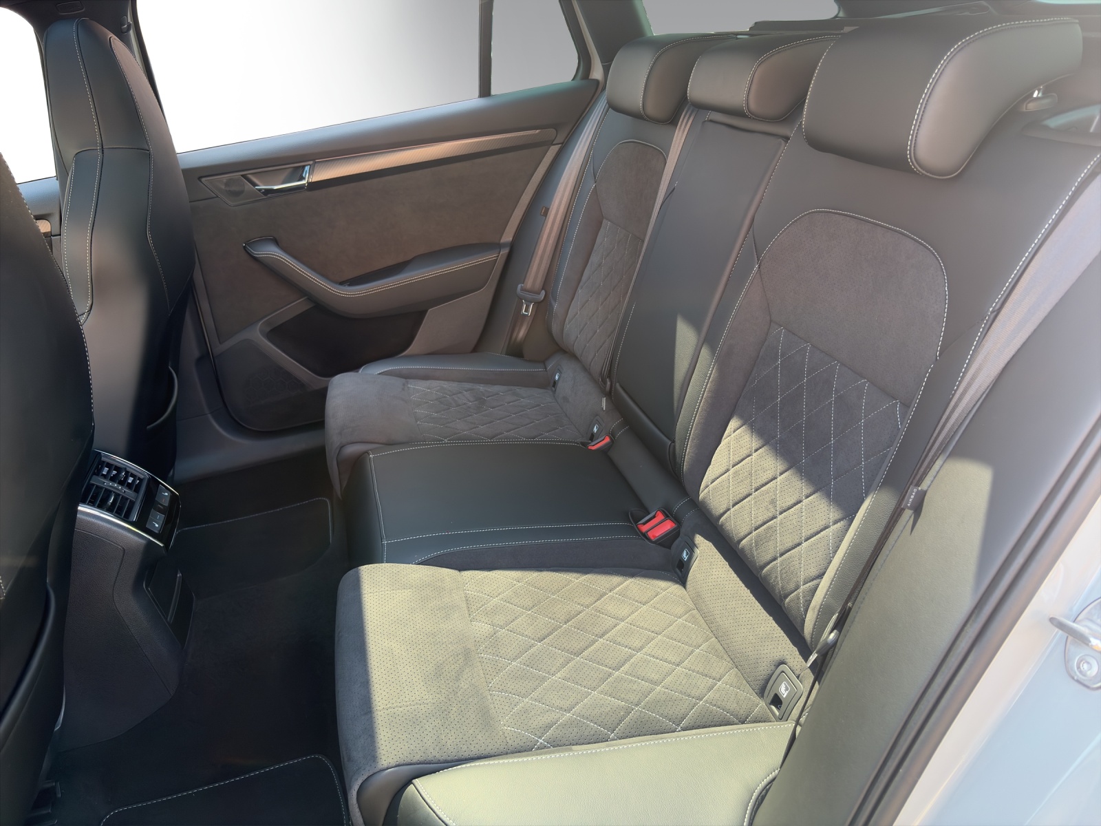 SKODA Superb 2.0 TSI SportL 4x4-image-9