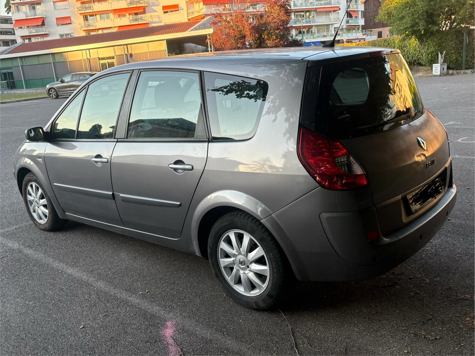 RENAULT Grand Scénic 2.0 dCi Dynamique-image-1
