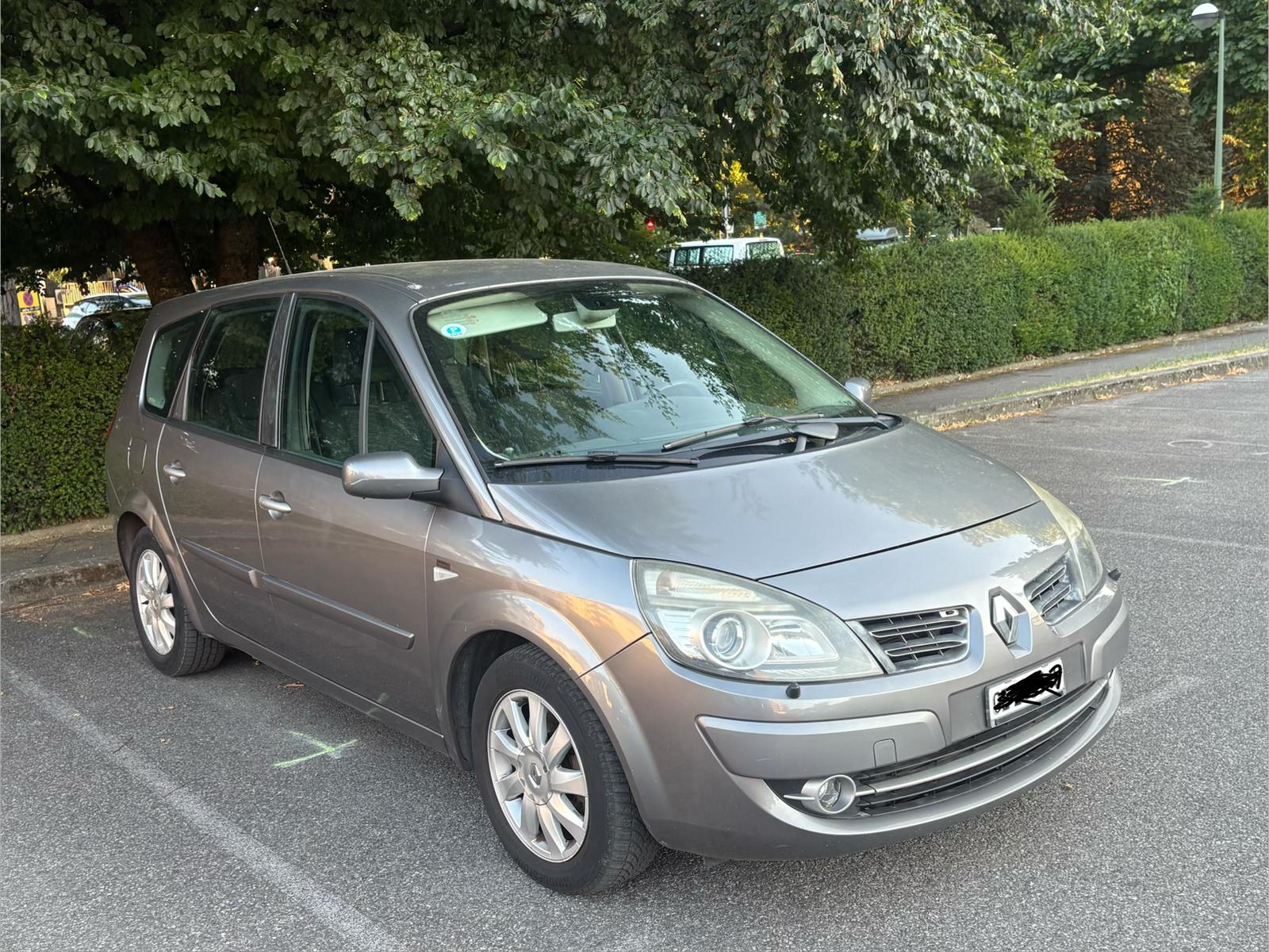 RENAULT Grand Scénic 2.0 dCi Dynamique-image-3
