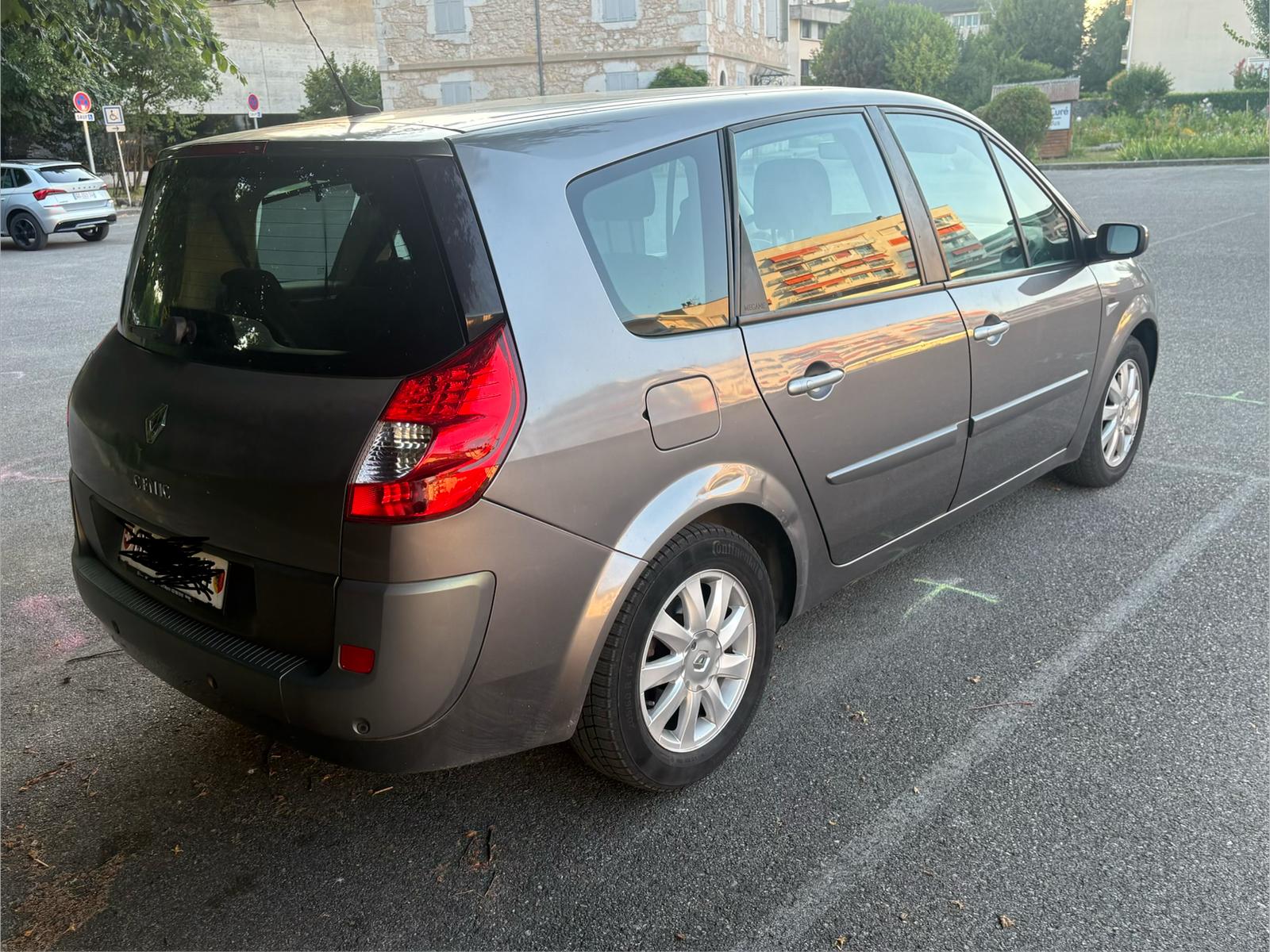 RENAULT Grand Scénic 2.0 dCi Dynamique-image-5
