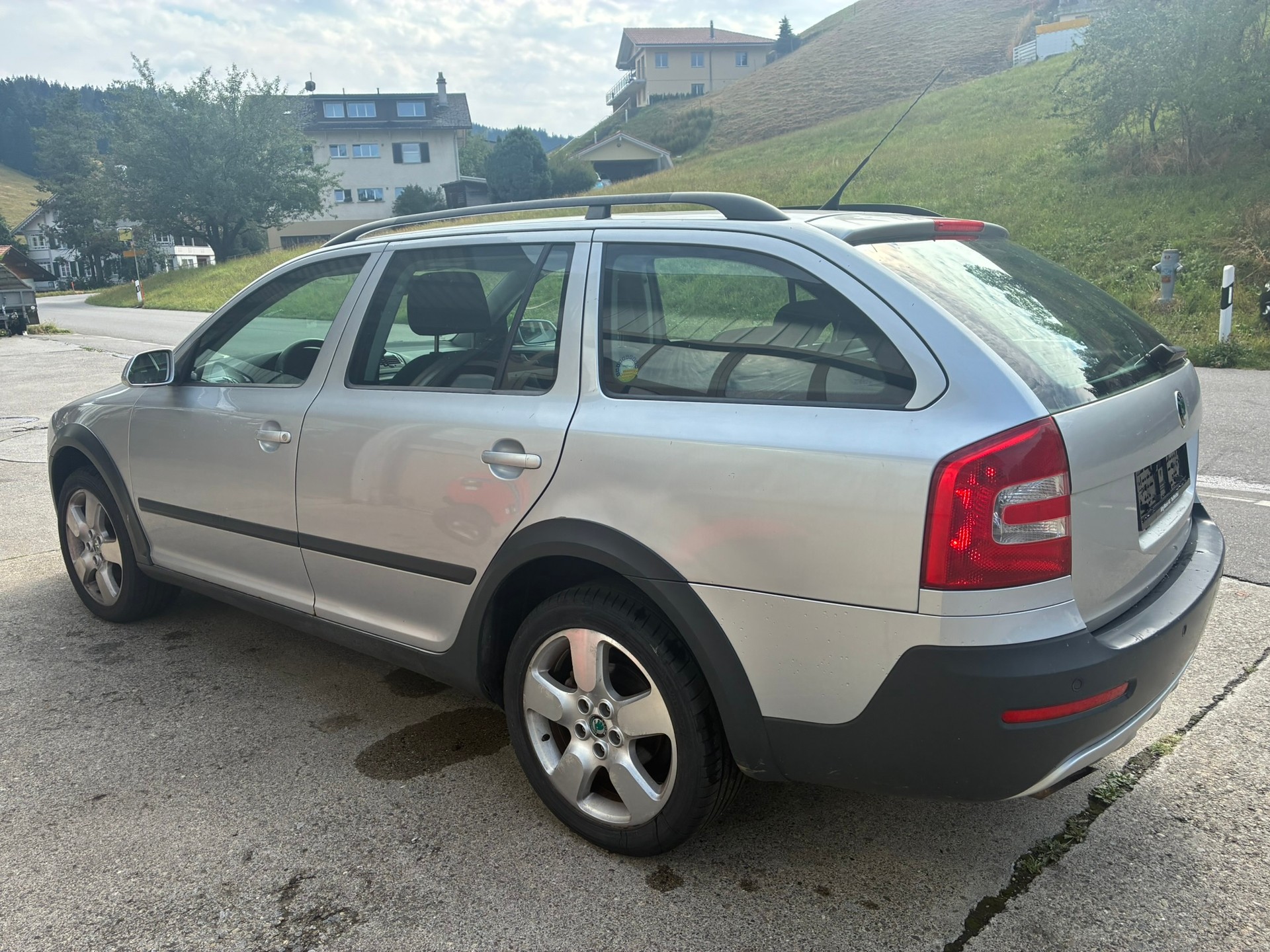 SKODA Octavia Scout 2.0 TDI 4x4-image-2