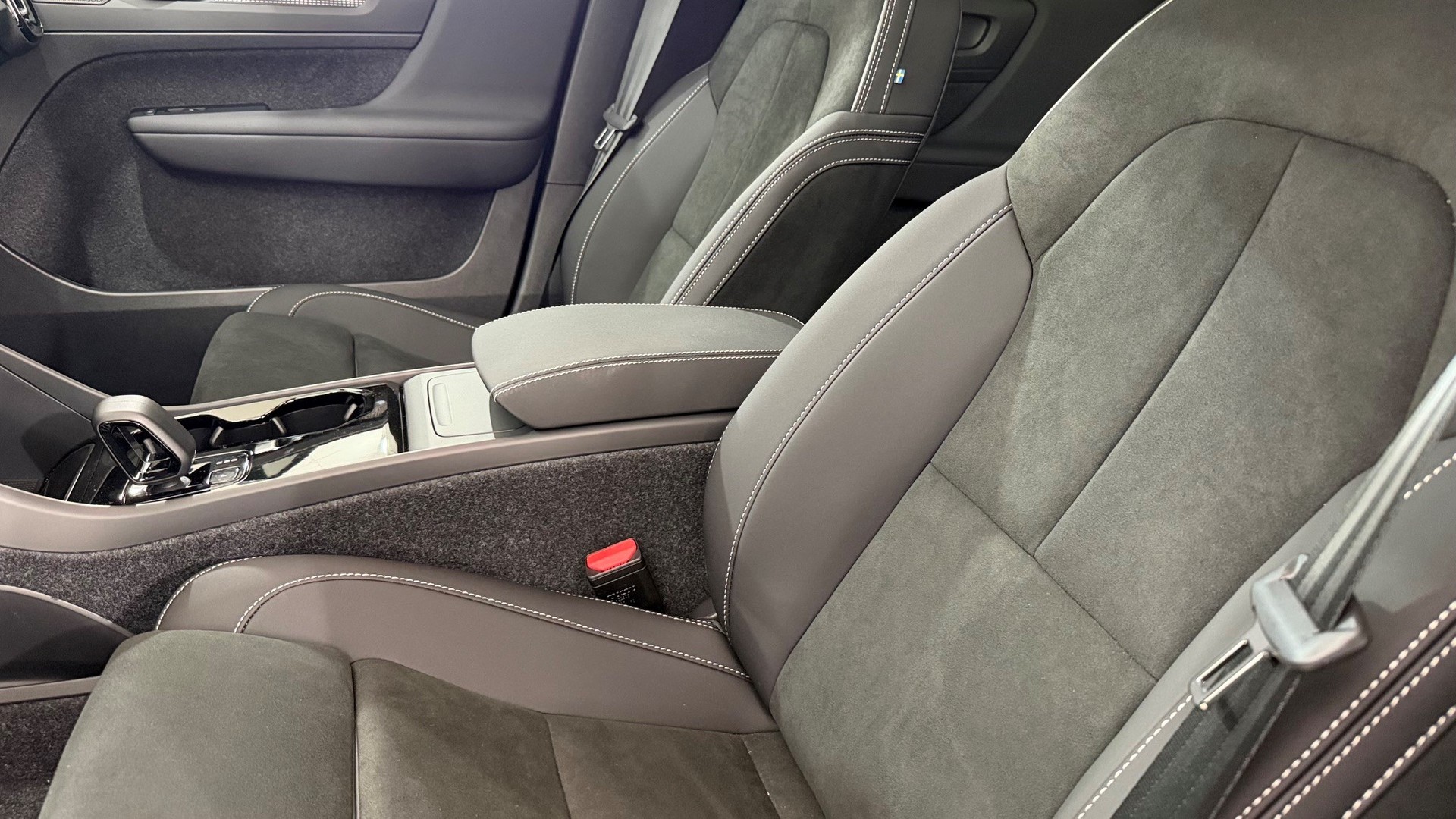 VOLVO EX40 Twin Black Edition AWD-image-4