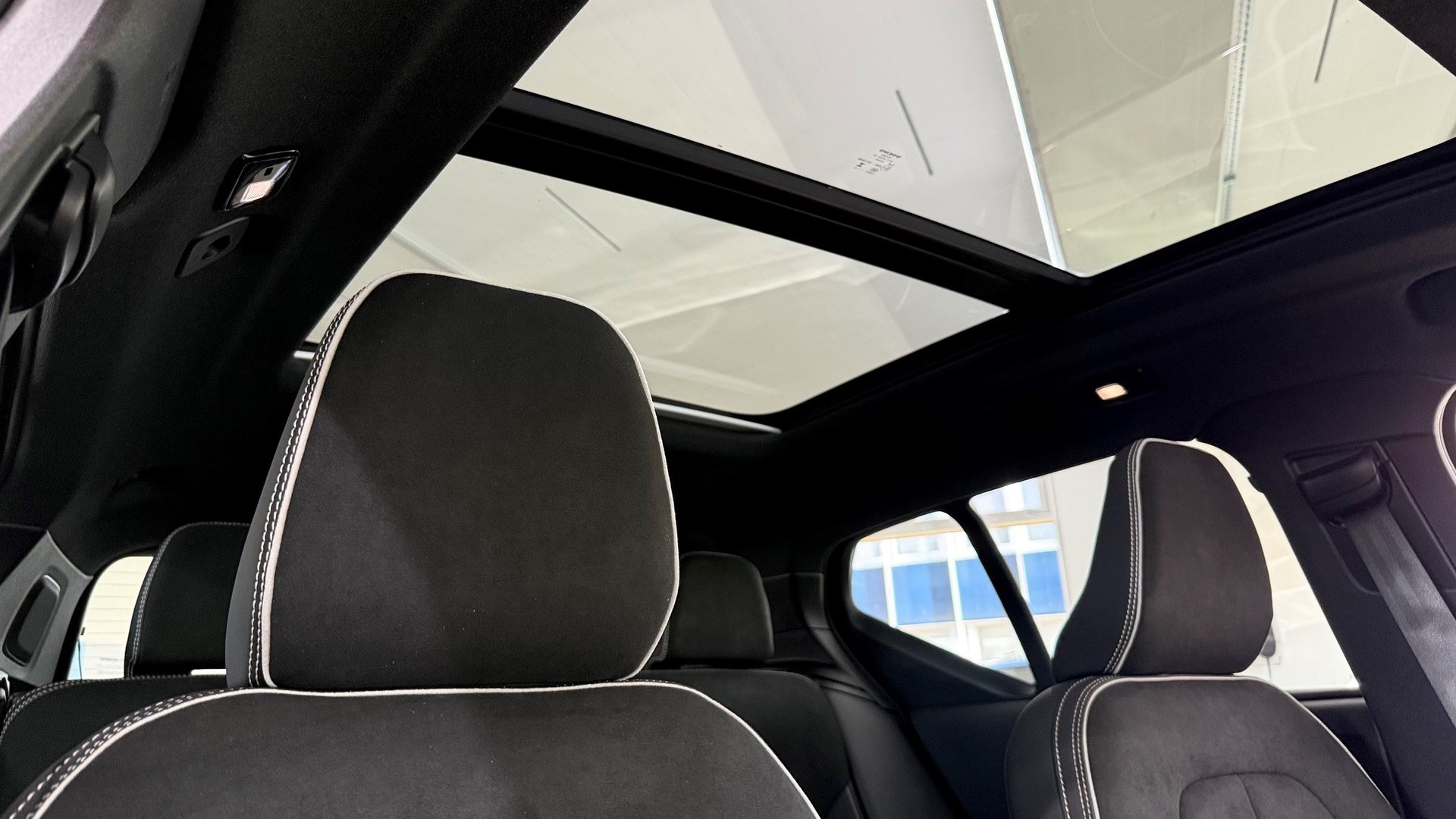 VOLVO EX40 Twin Black Edition AWD-image-9